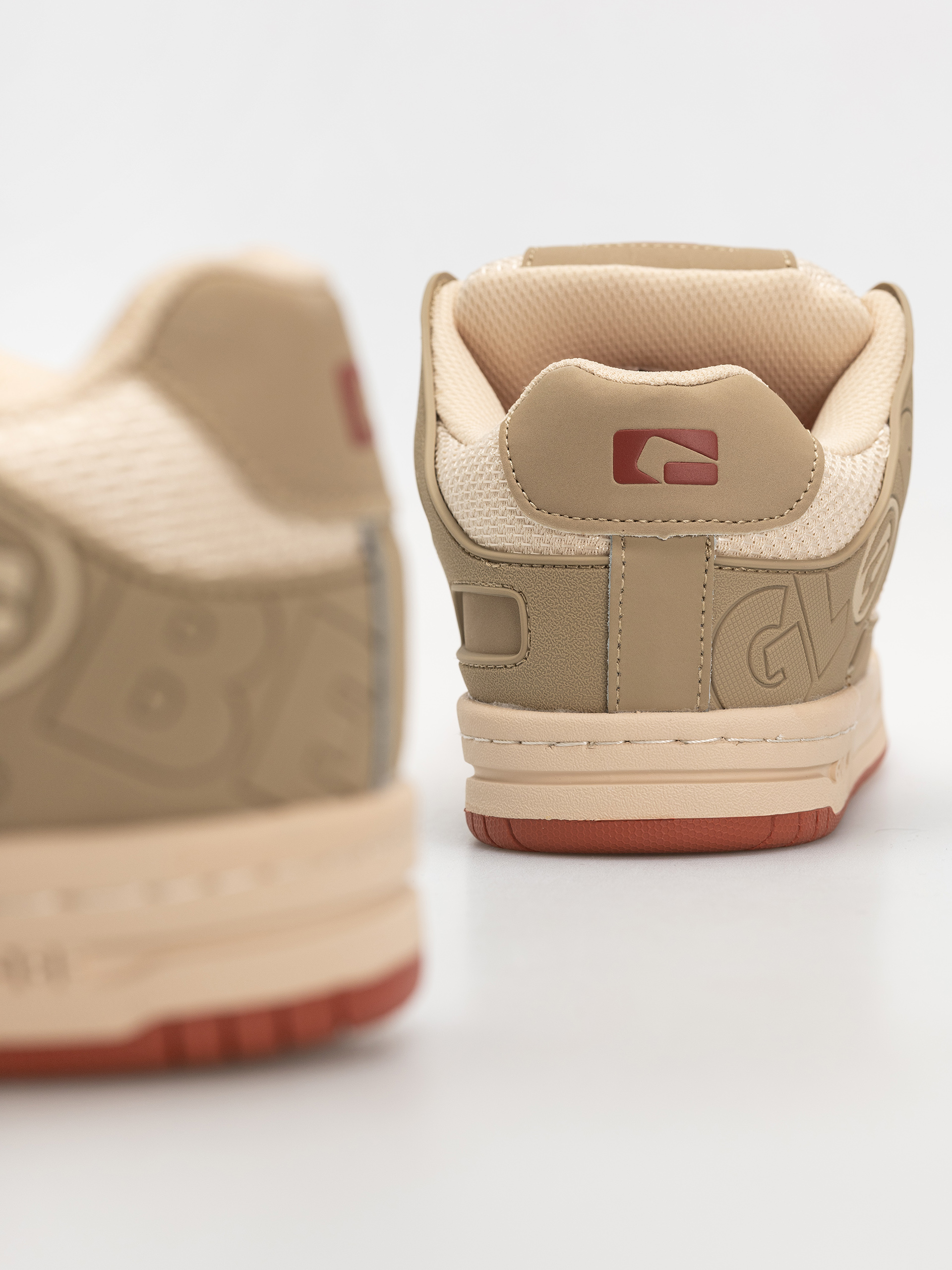 Boty Globe Tilt (sand/red)