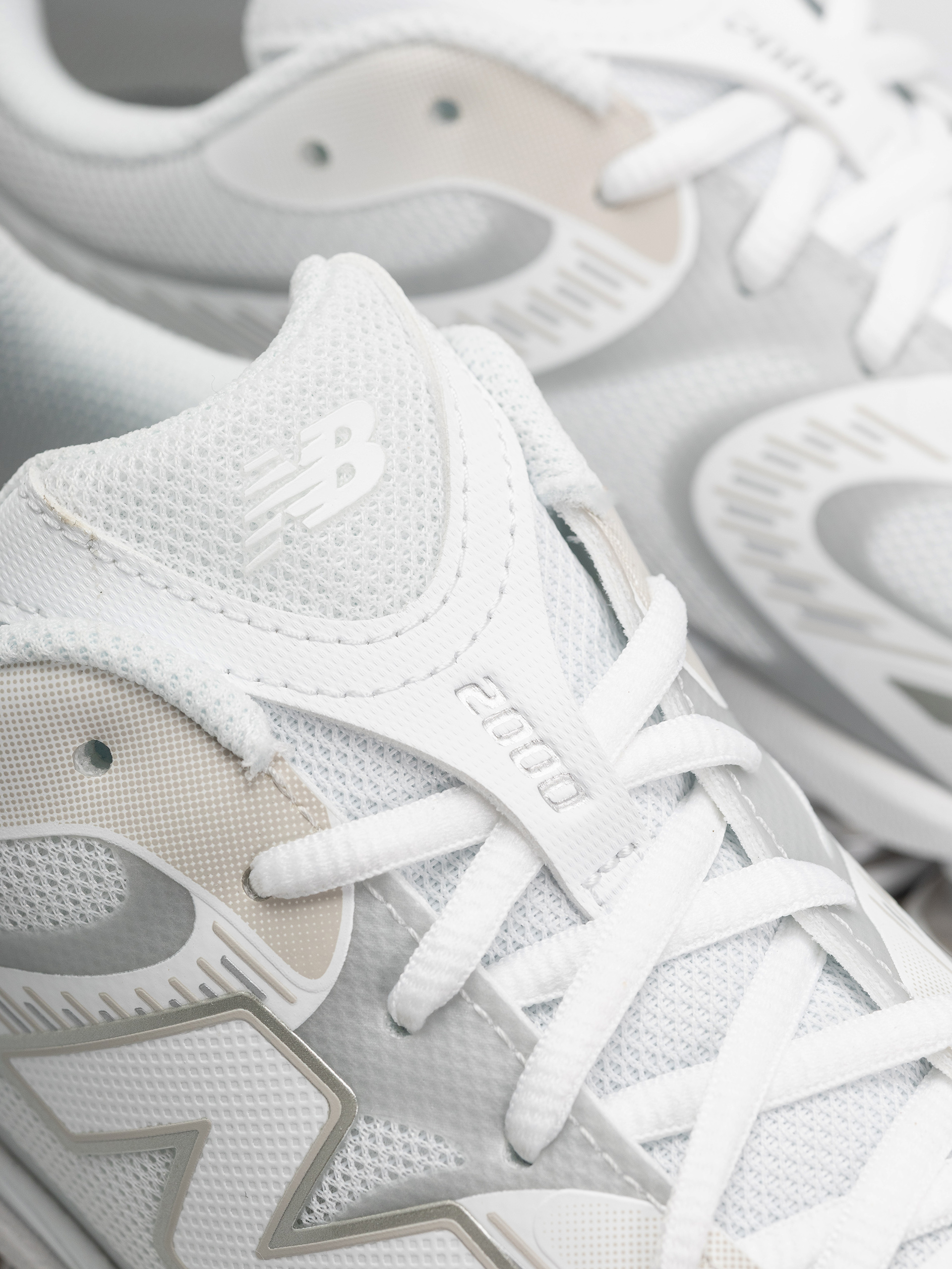 Boty New Balance 2000 (103 white/silver metallic)