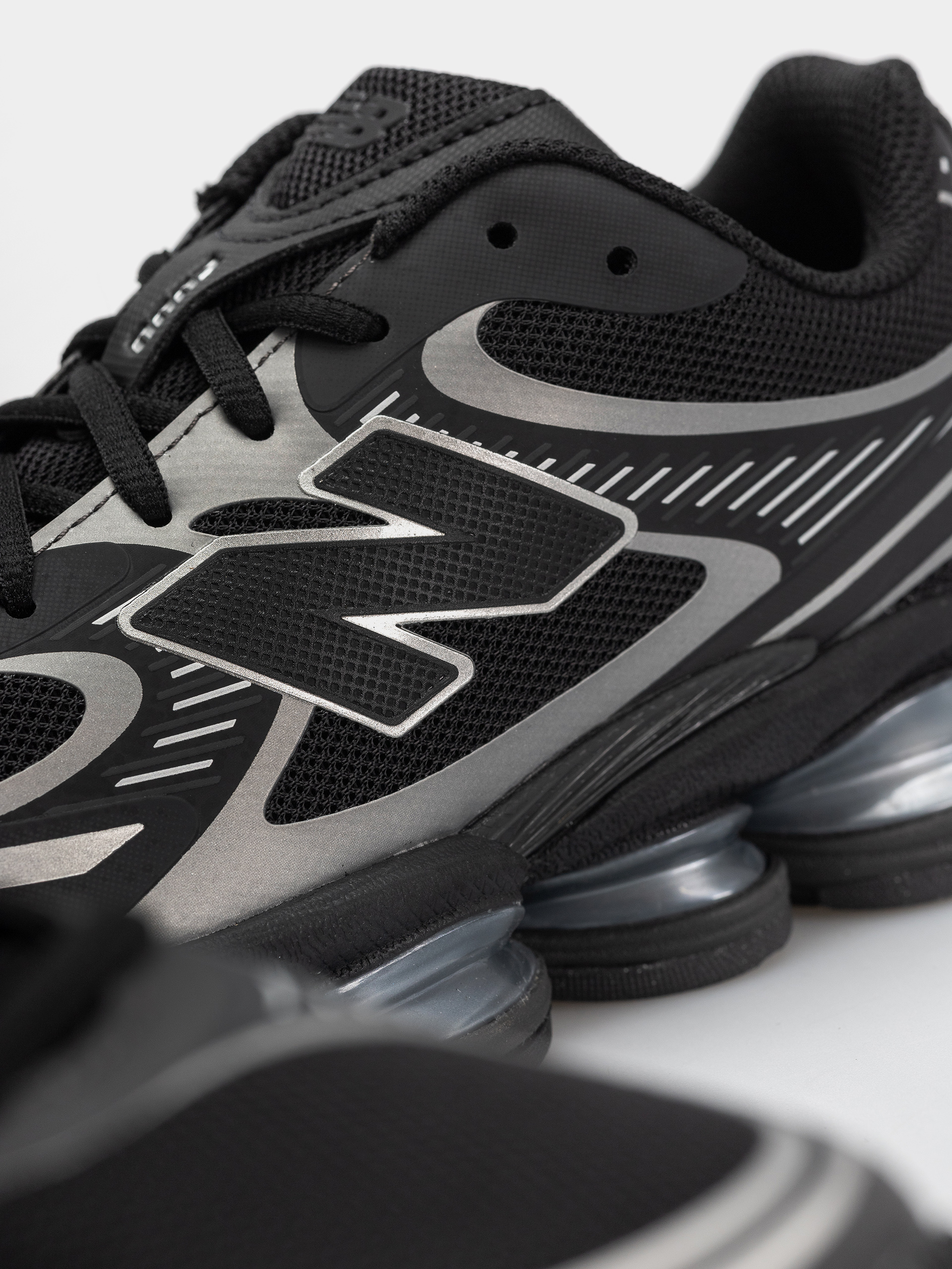 Boty New Balance 2000 (black/silver metallic)