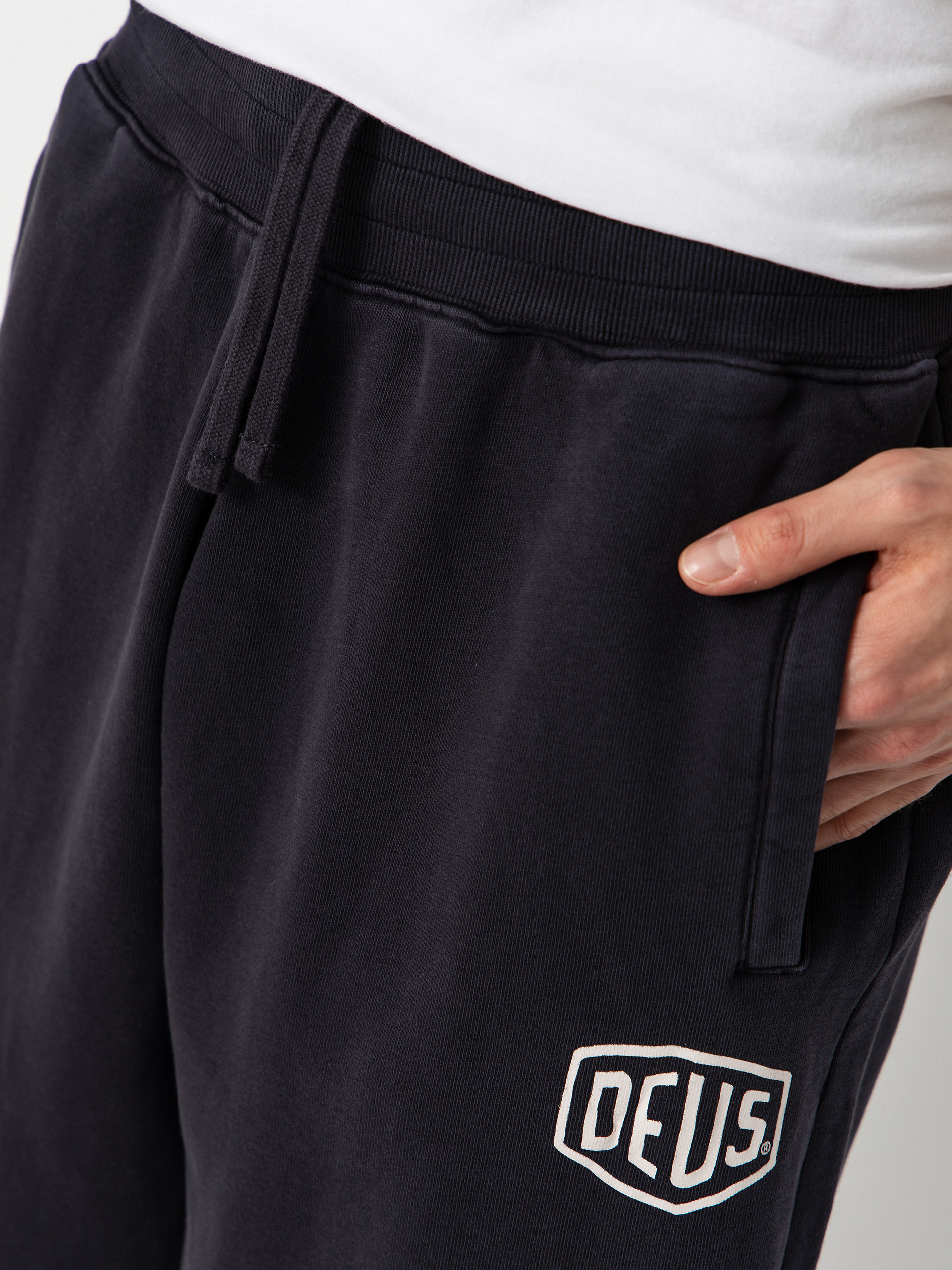 Kalhoty Deus Ex Machina Shield Garment Dyed Track (black)