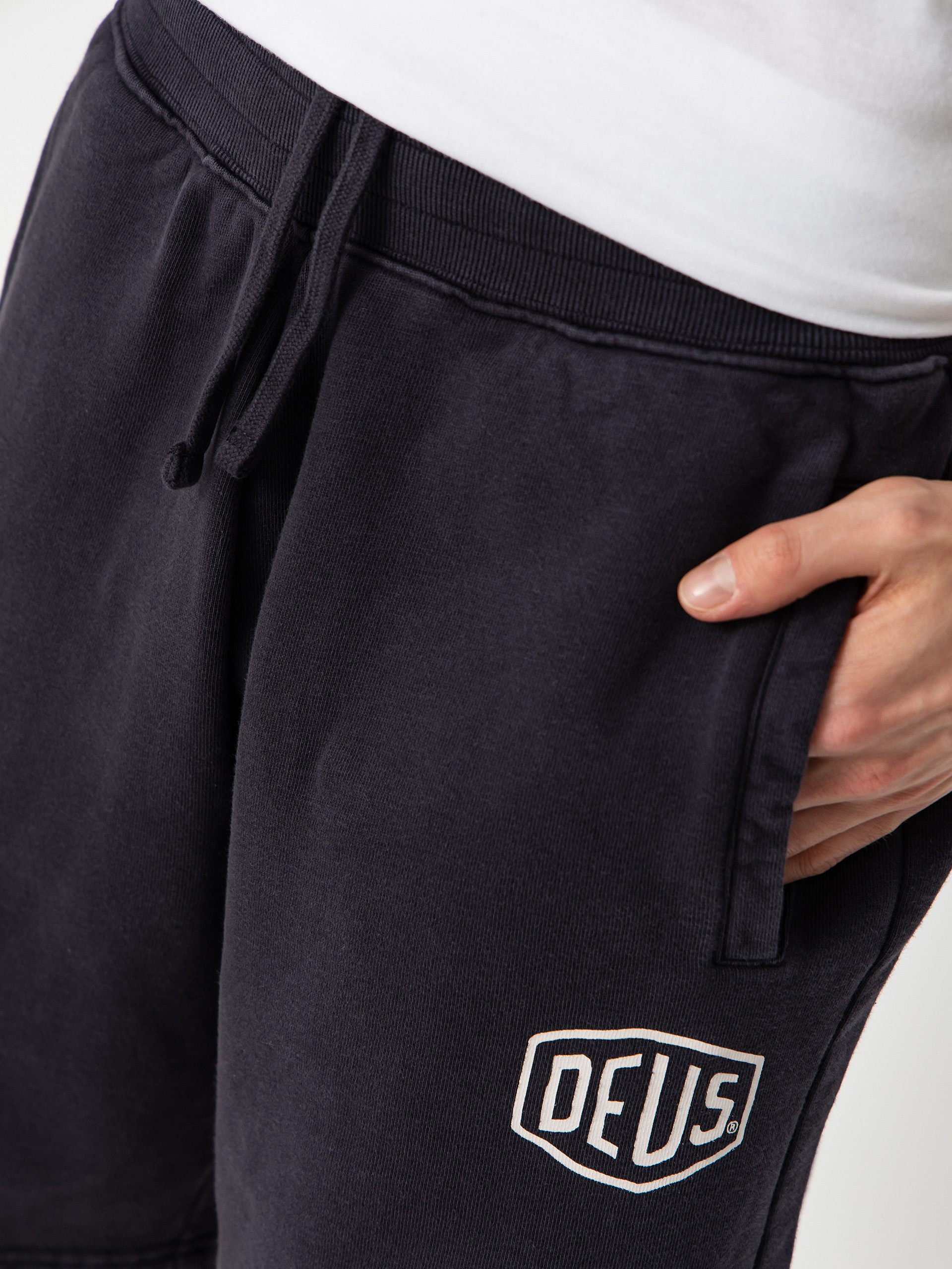 Kraťasy Deus Ex Machina Shield Garment Dyed Track (black)