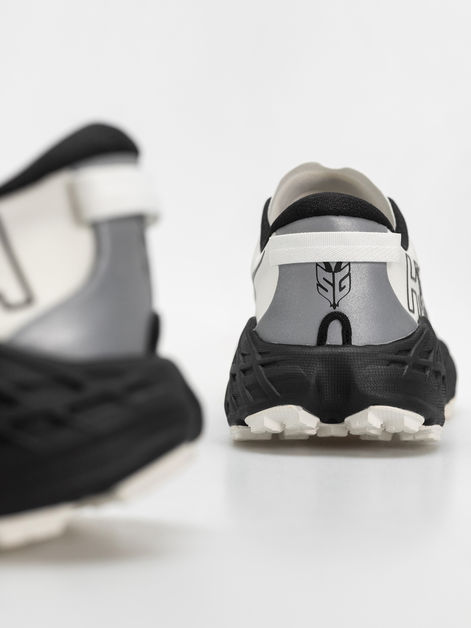 Boty Hoka Speedgoat 7 (black/white)