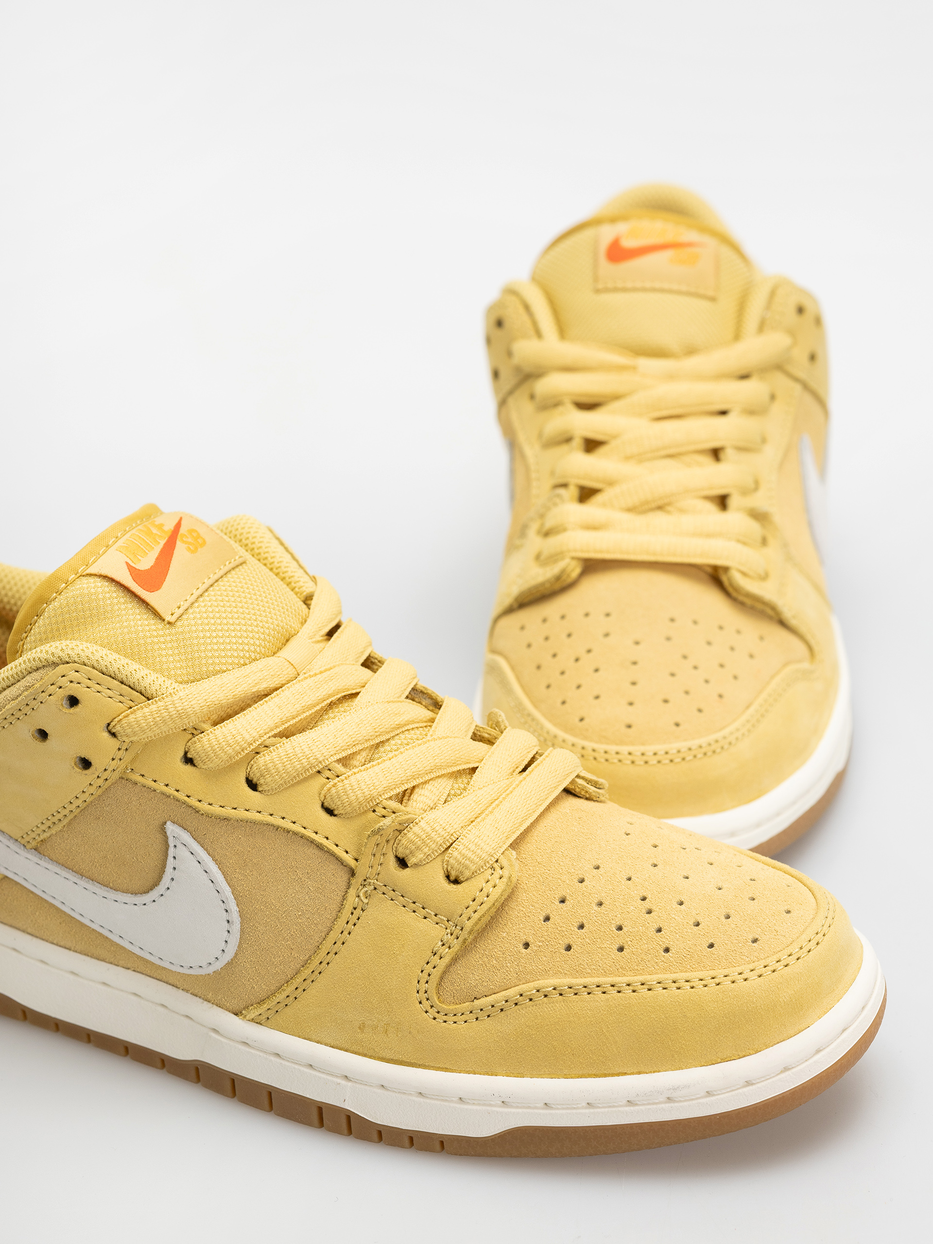 Boty Nike SB Dunk Low Pro (saturn gold/sail saturn gold solar flare)