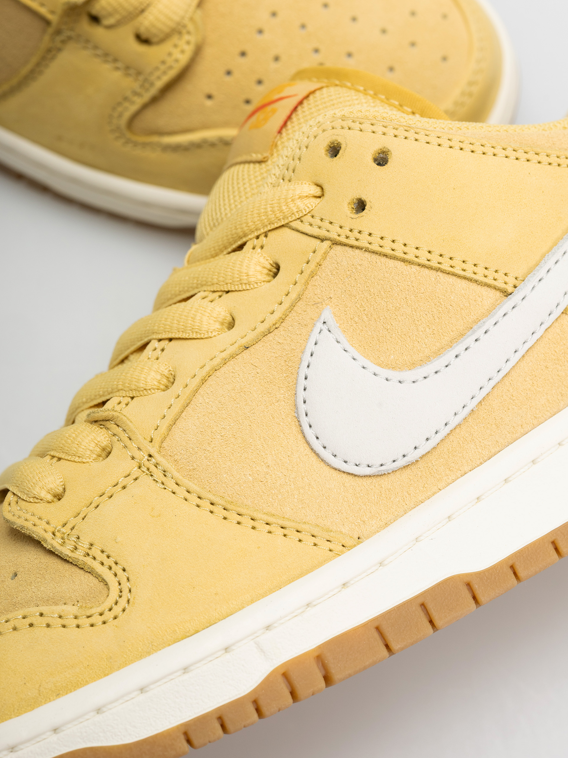 Boty Nike SB Dunk Low Pro (saturn gold/sail saturn gold solar flare)