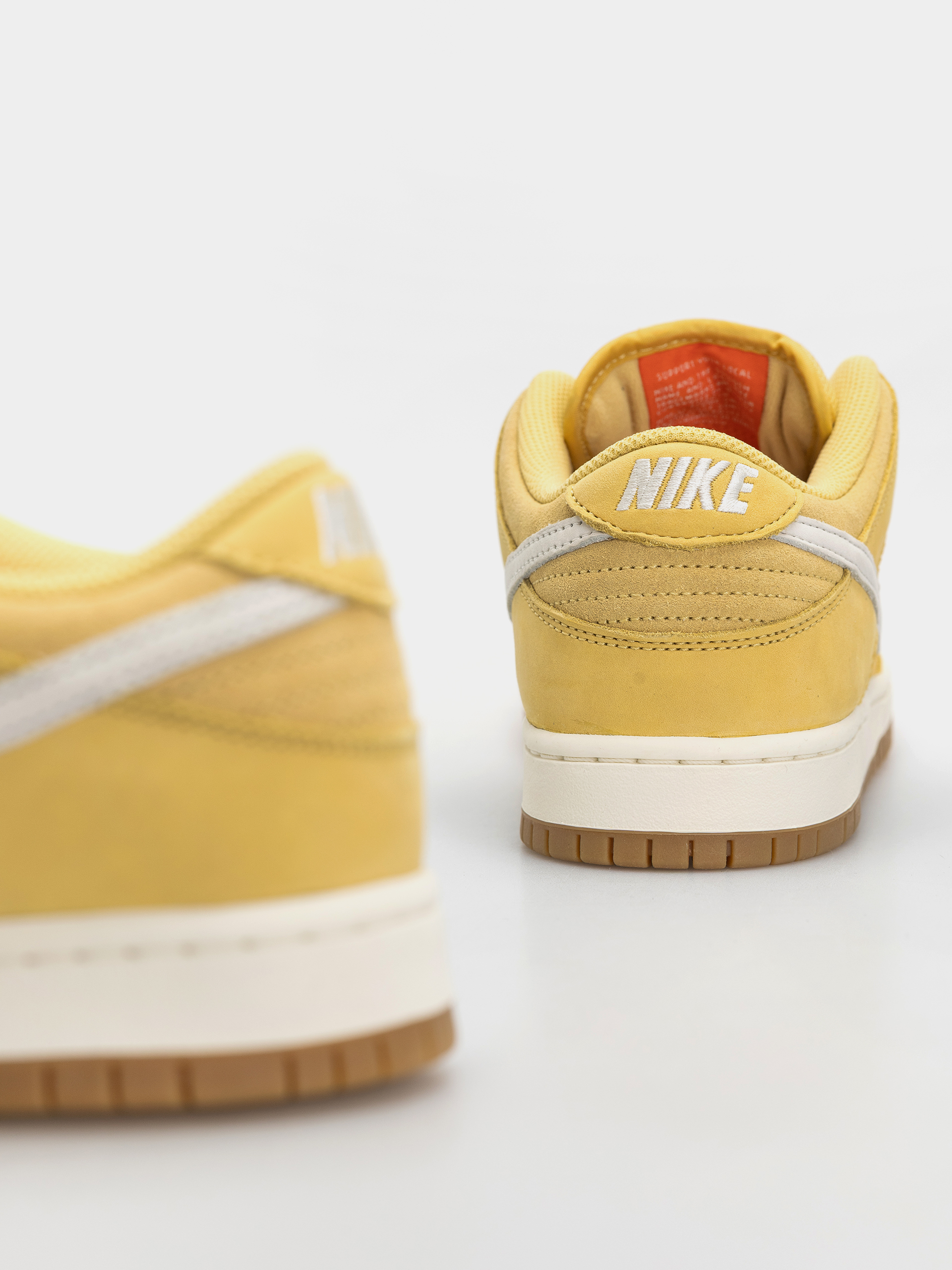 Boty Nike SB Dunk Low Pro (saturn gold/sail saturn gold solar flare)