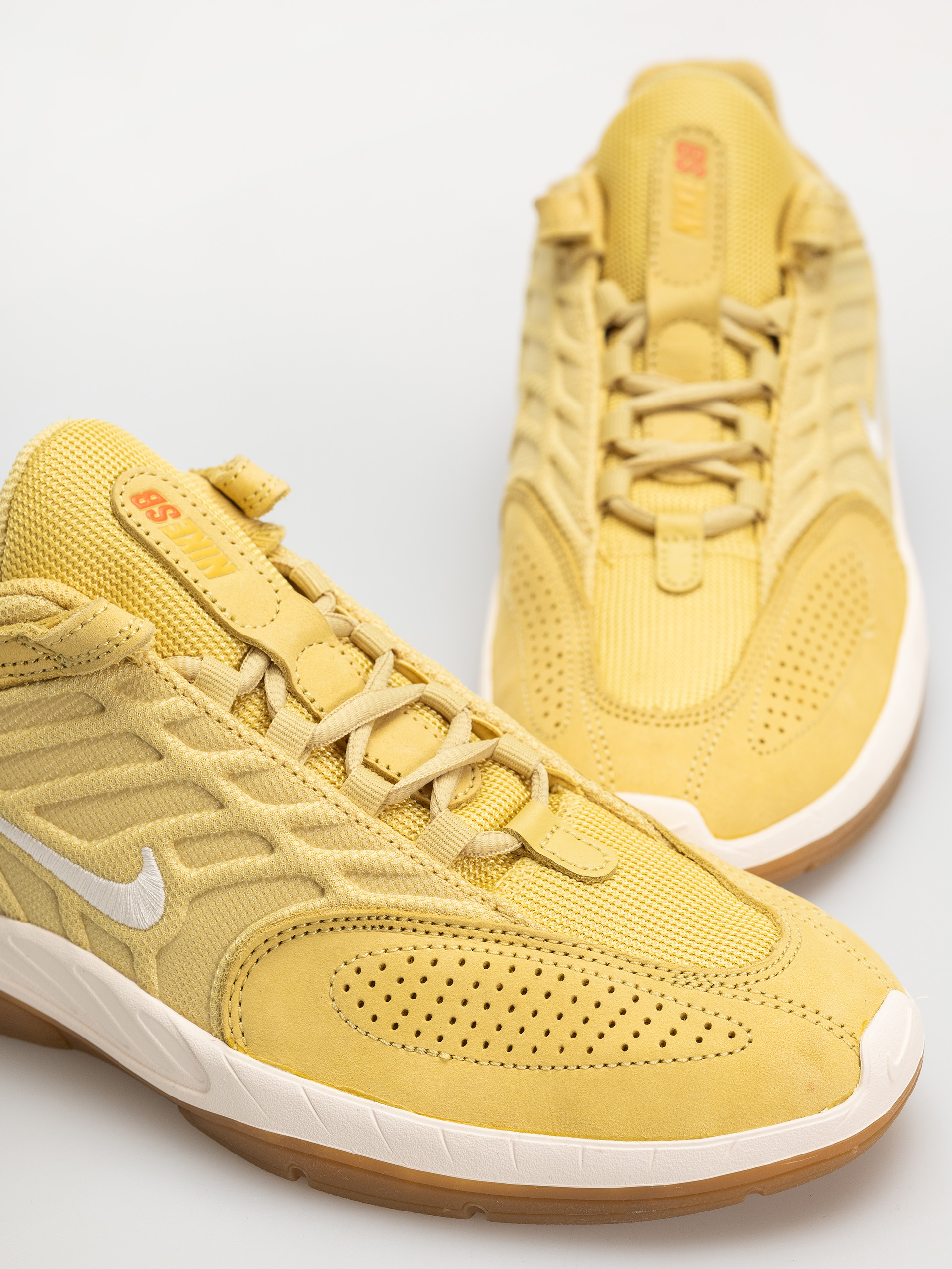 Boty Nike SB Vertebrae Iso (saturn gold/sail saturn gold solar flare)