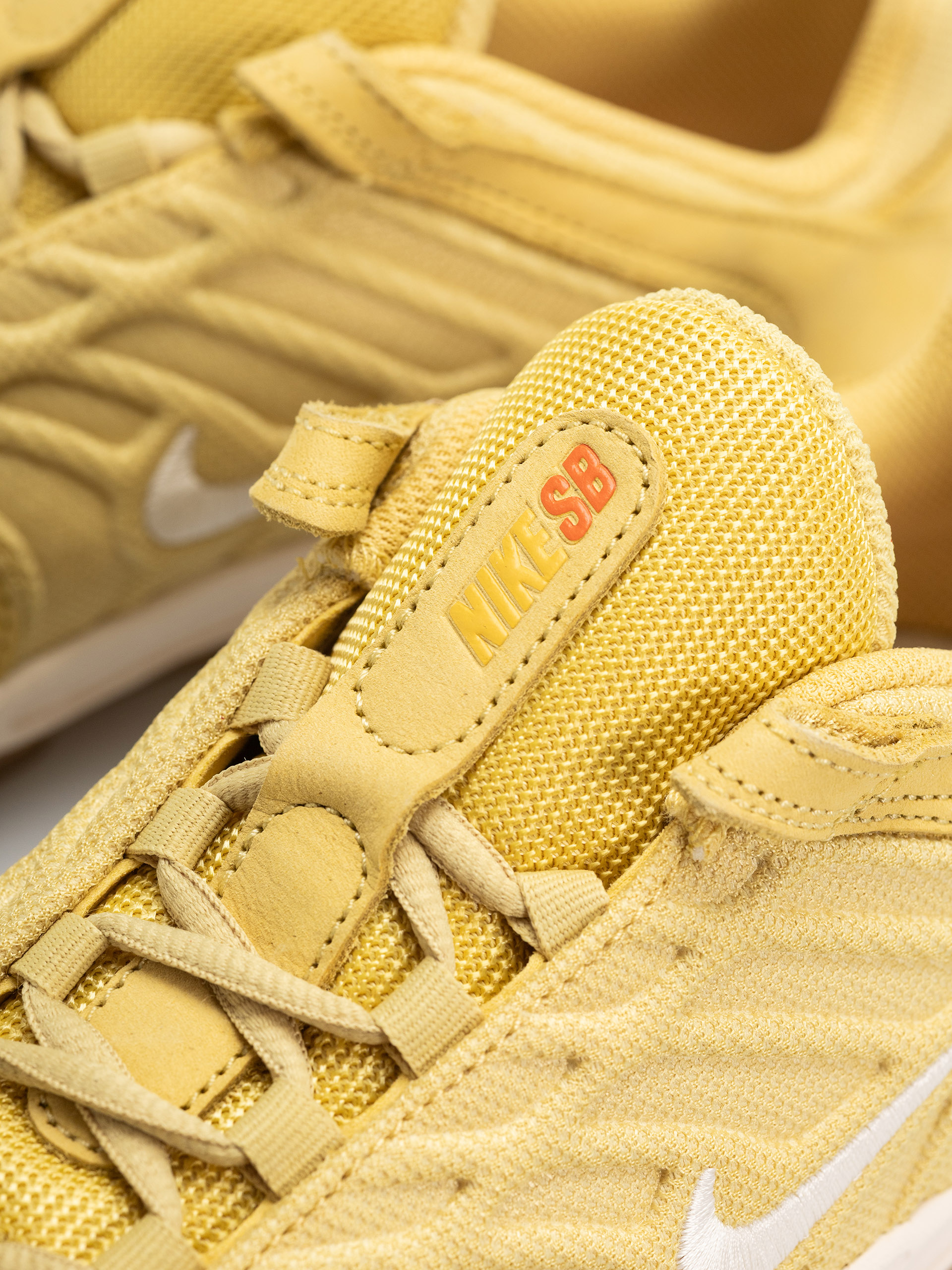 Boty Nike SB Vertebrae Iso (saturn gold/sail saturn gold solar flare)
