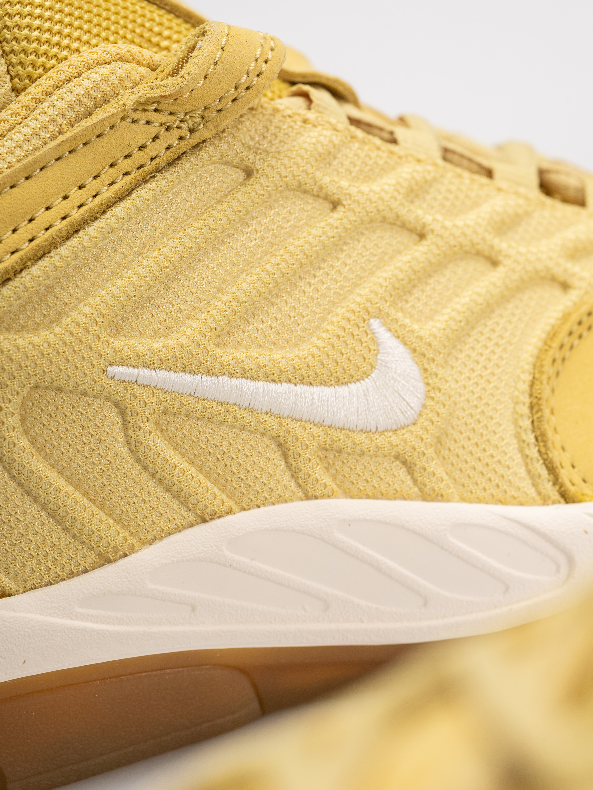 Boty Nike SB Vertebrae Iso (saturn gold/sail saturn gold solar flare)