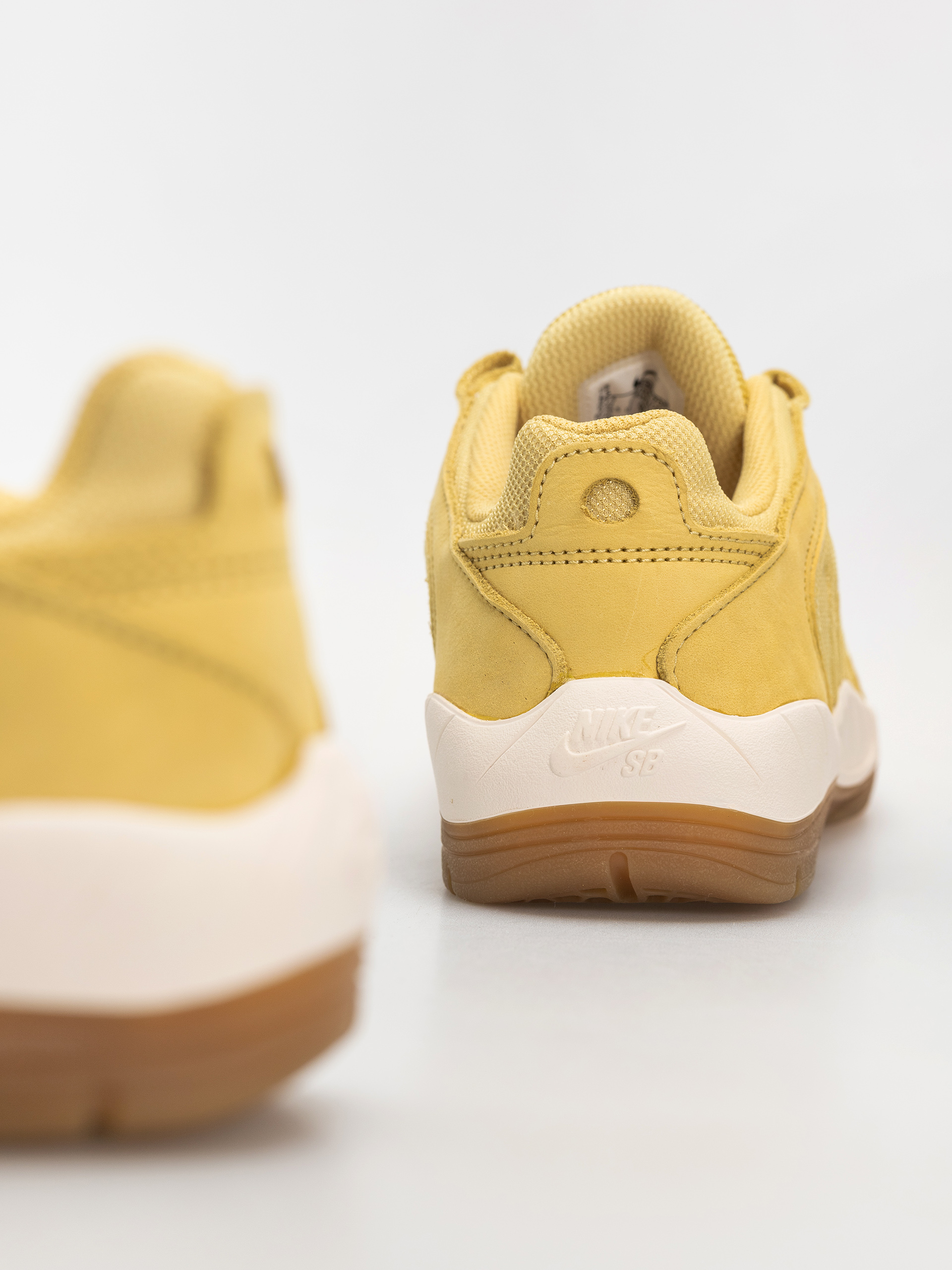 Boty Nike SB Vertebrae Iso (saturn gold/sail saturn gold solar flare)