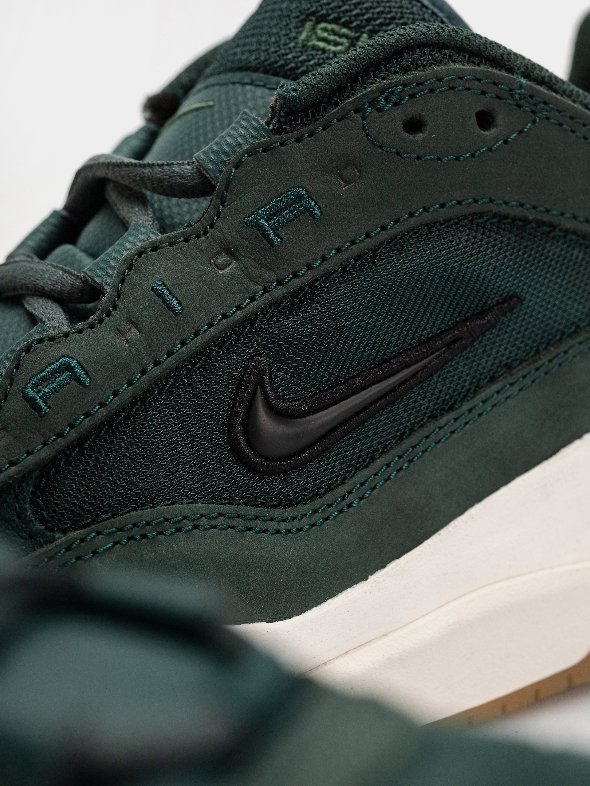 Boty Nike SB Air Max Ishod Iso (deep fir/black fir sail)