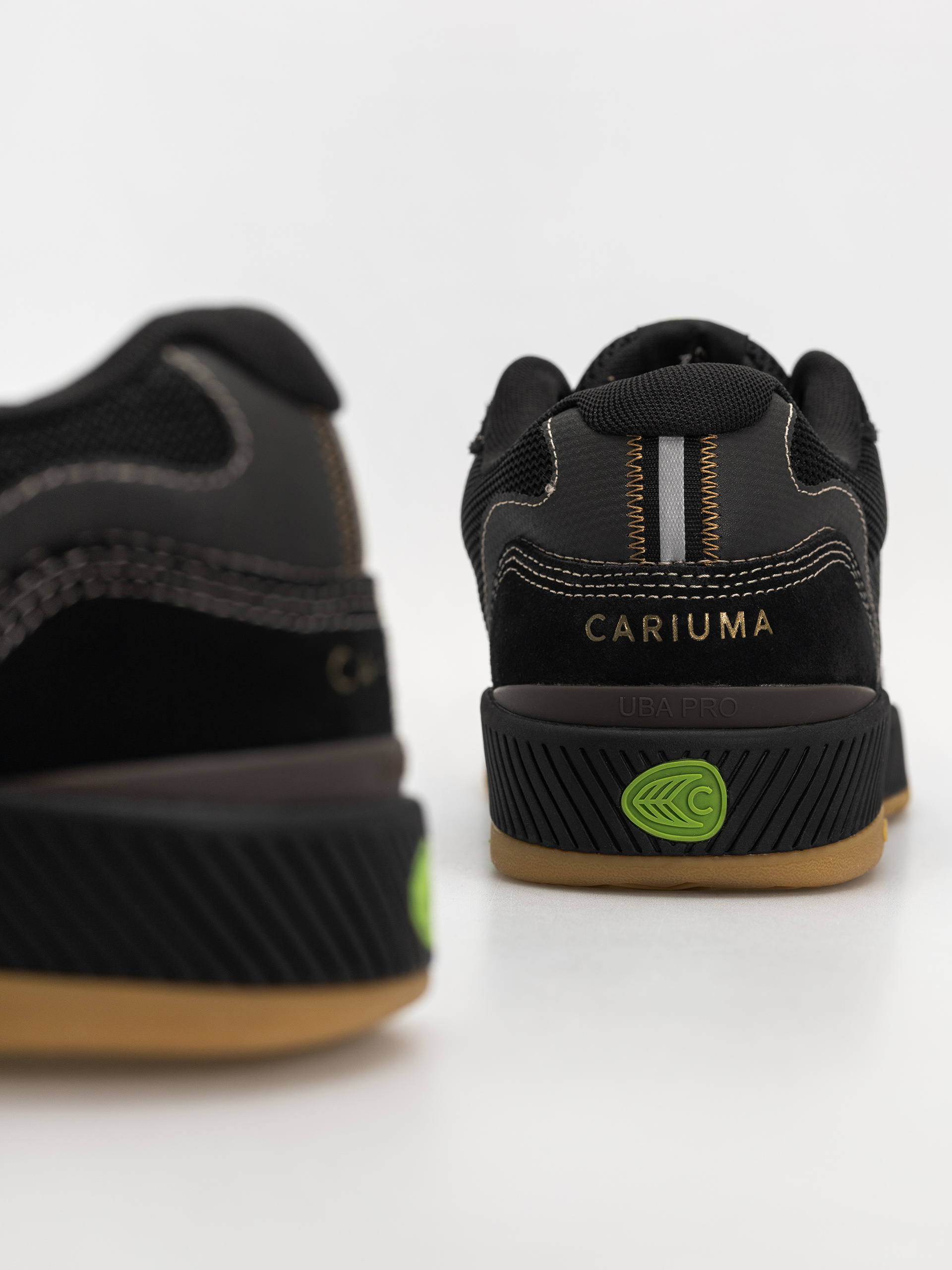 Boty Cariuma Uba Pro (black suede and mesh silver cloud logo)