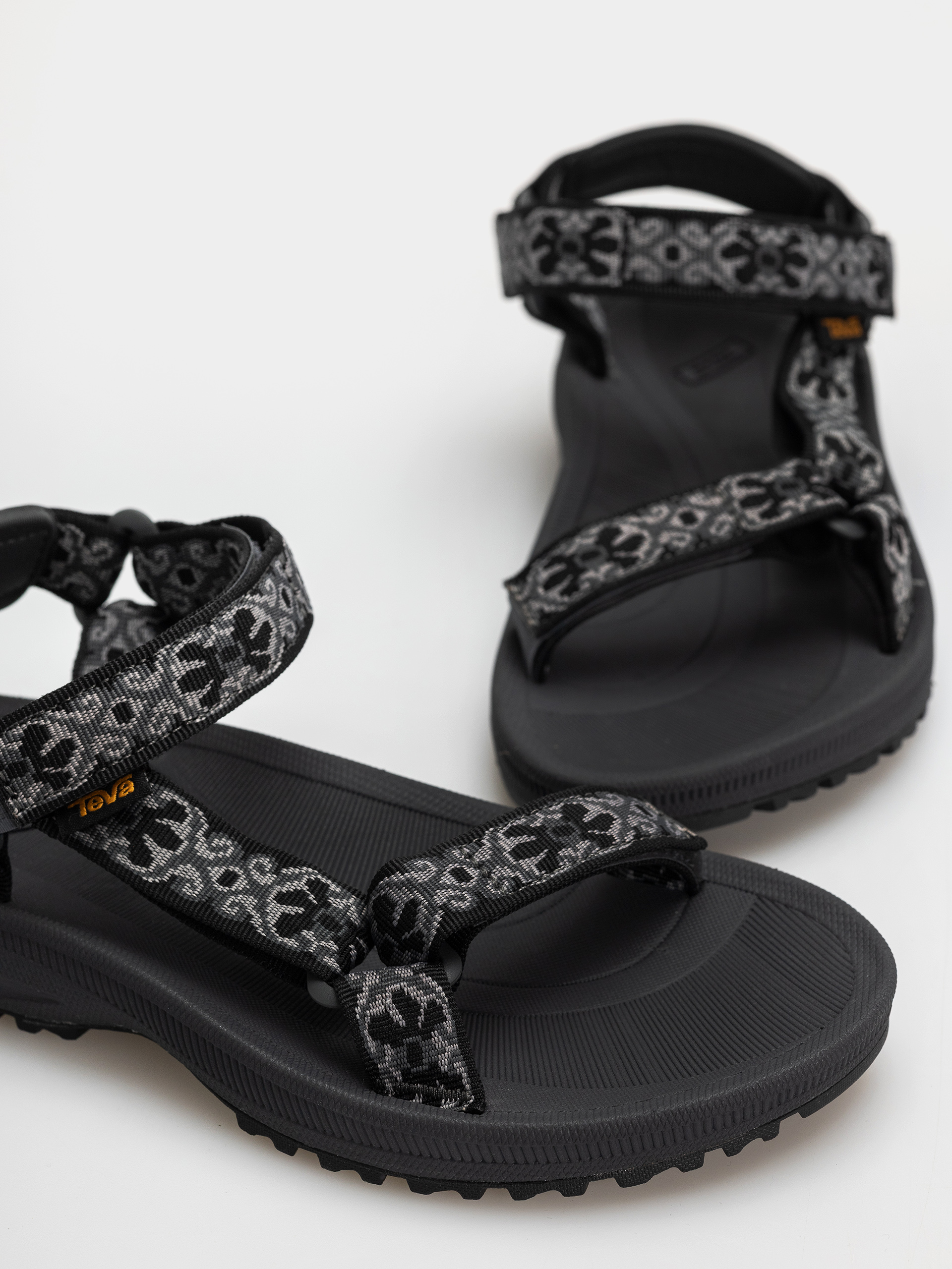 Sandaly Teva Winsted Wmn (archive floral black/grey)
