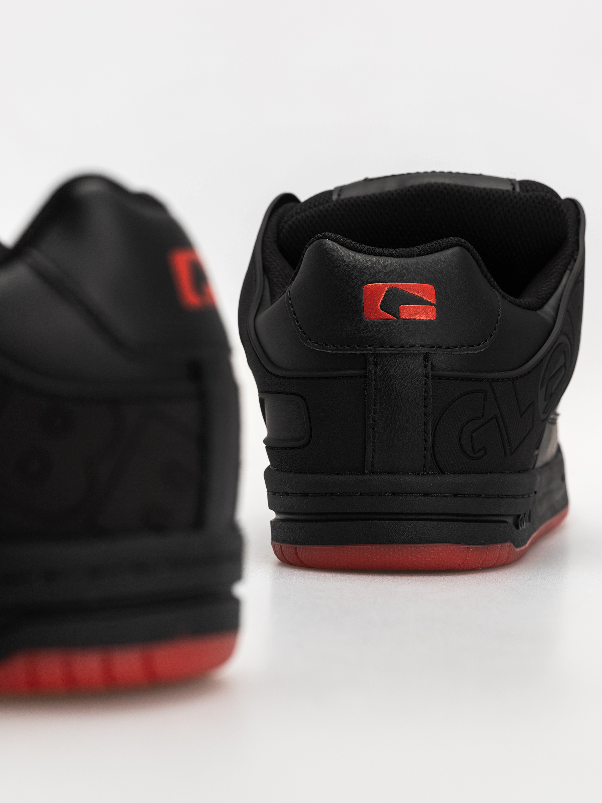 Boty Globe Tilt (black/red/charcoal)