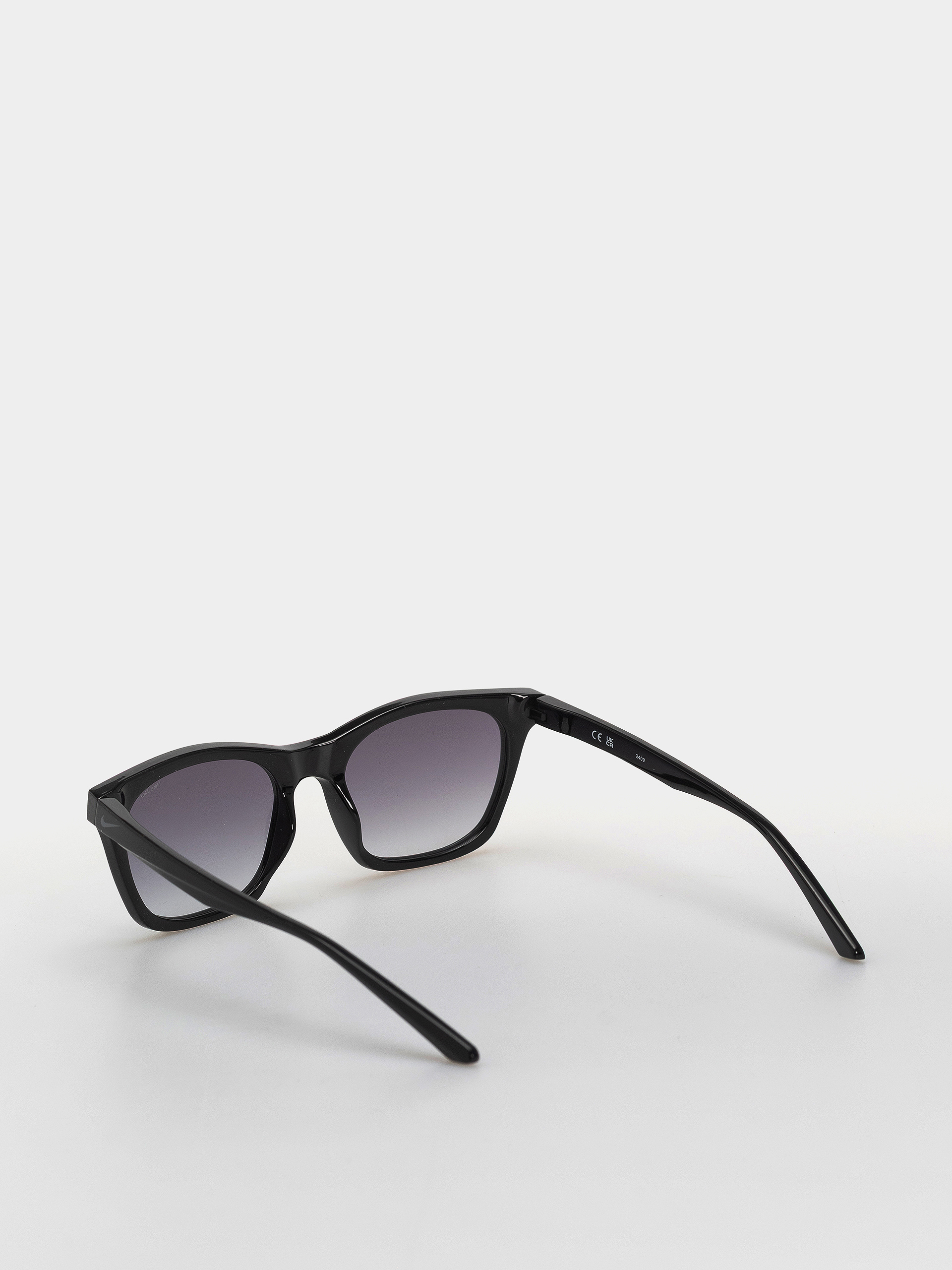 Sluneční brýle Nike Vital Flow (black/smoke gradient)