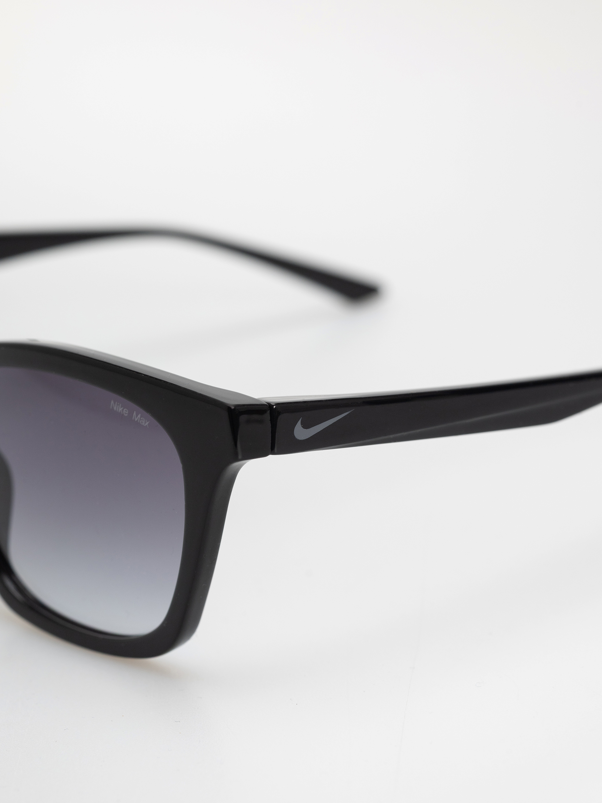 Sluneční brýle Nike Vital Flow (black/smoke gradient)