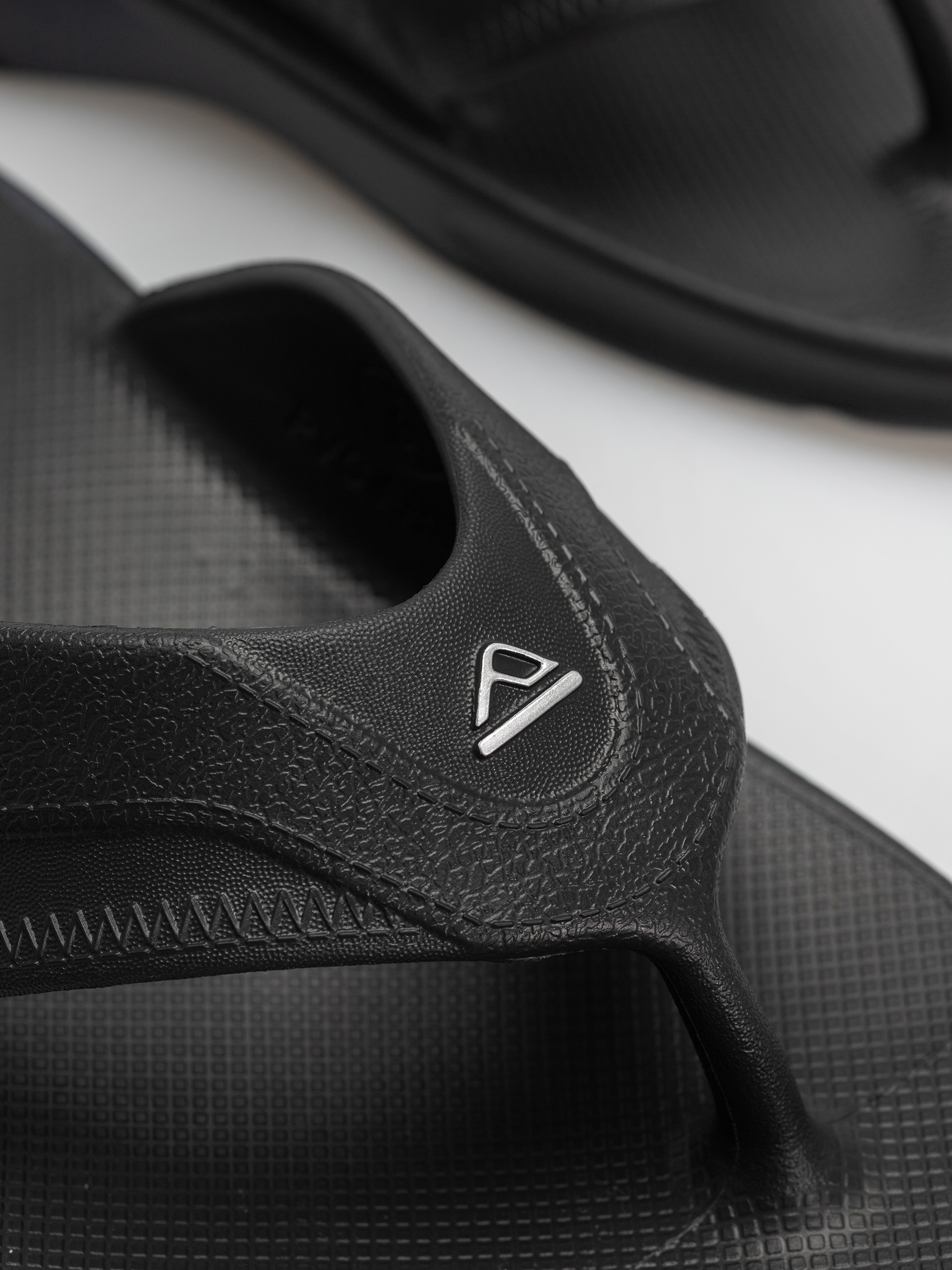 Plážovky Reef Fanning H20 (black/silver)