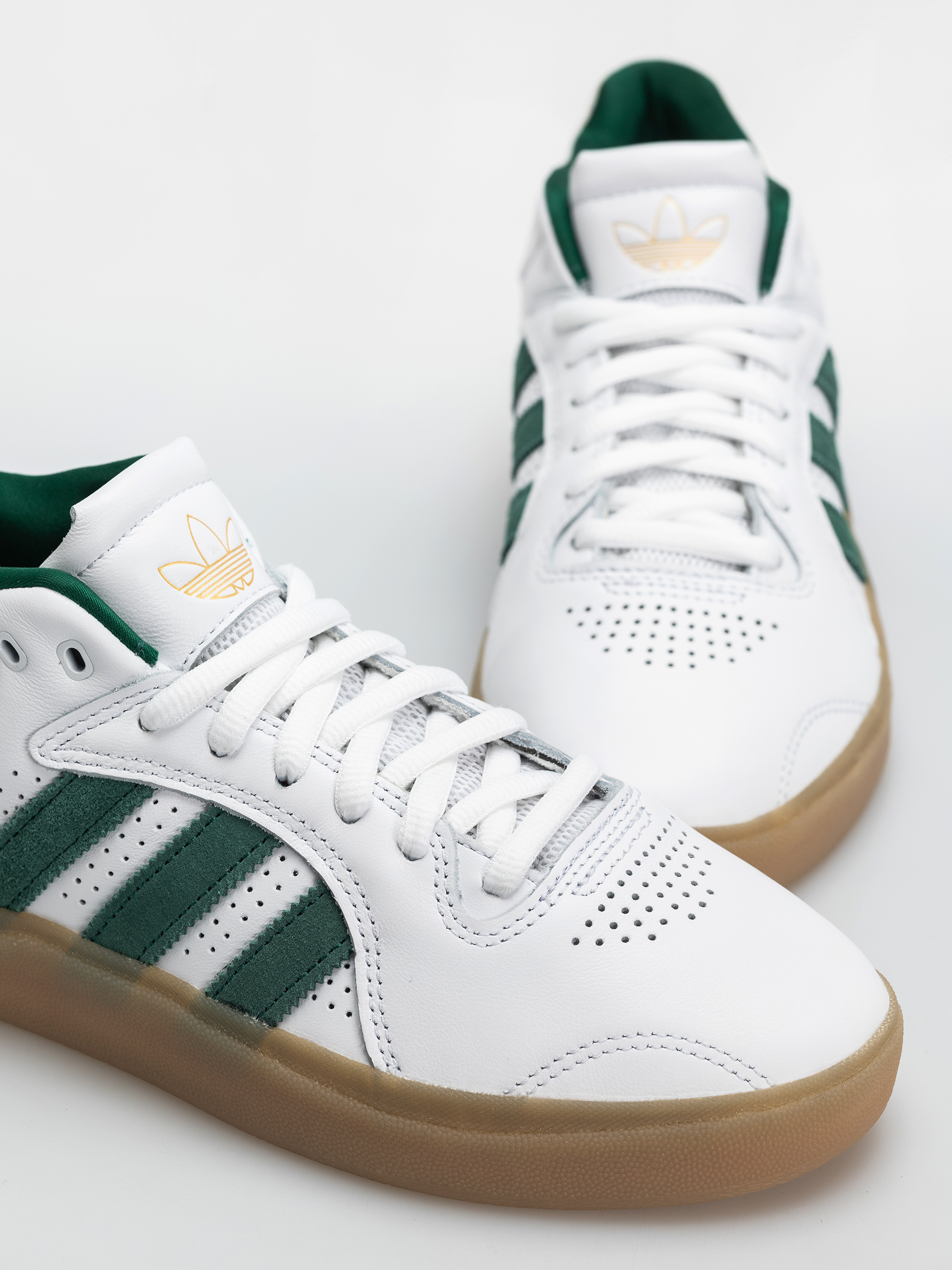 Boty adidas Tyshawn (ftwwht/cgreen/gum4)