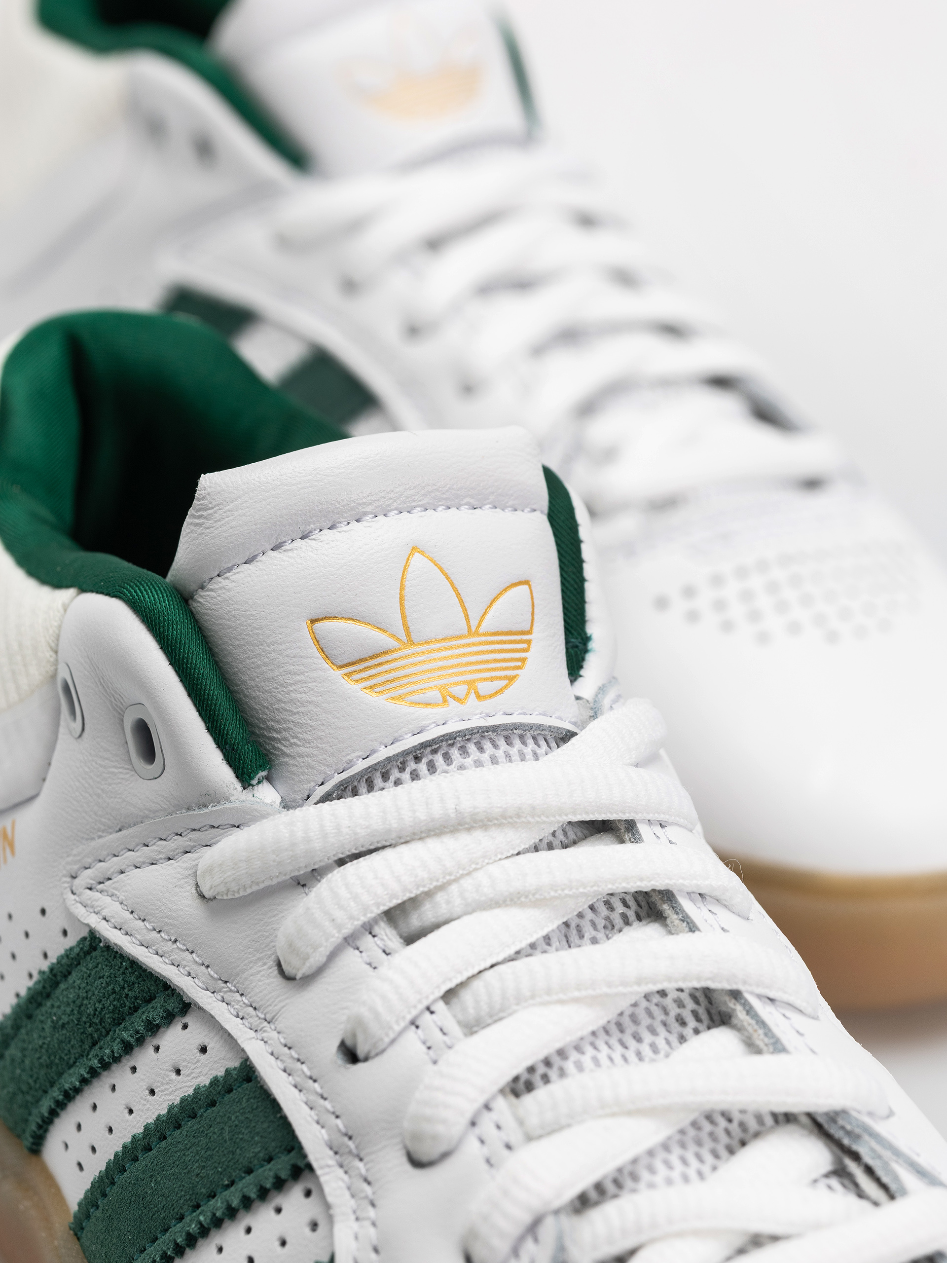 Boty adidas Tyshawn (ftwwht/cgreen/gum4)