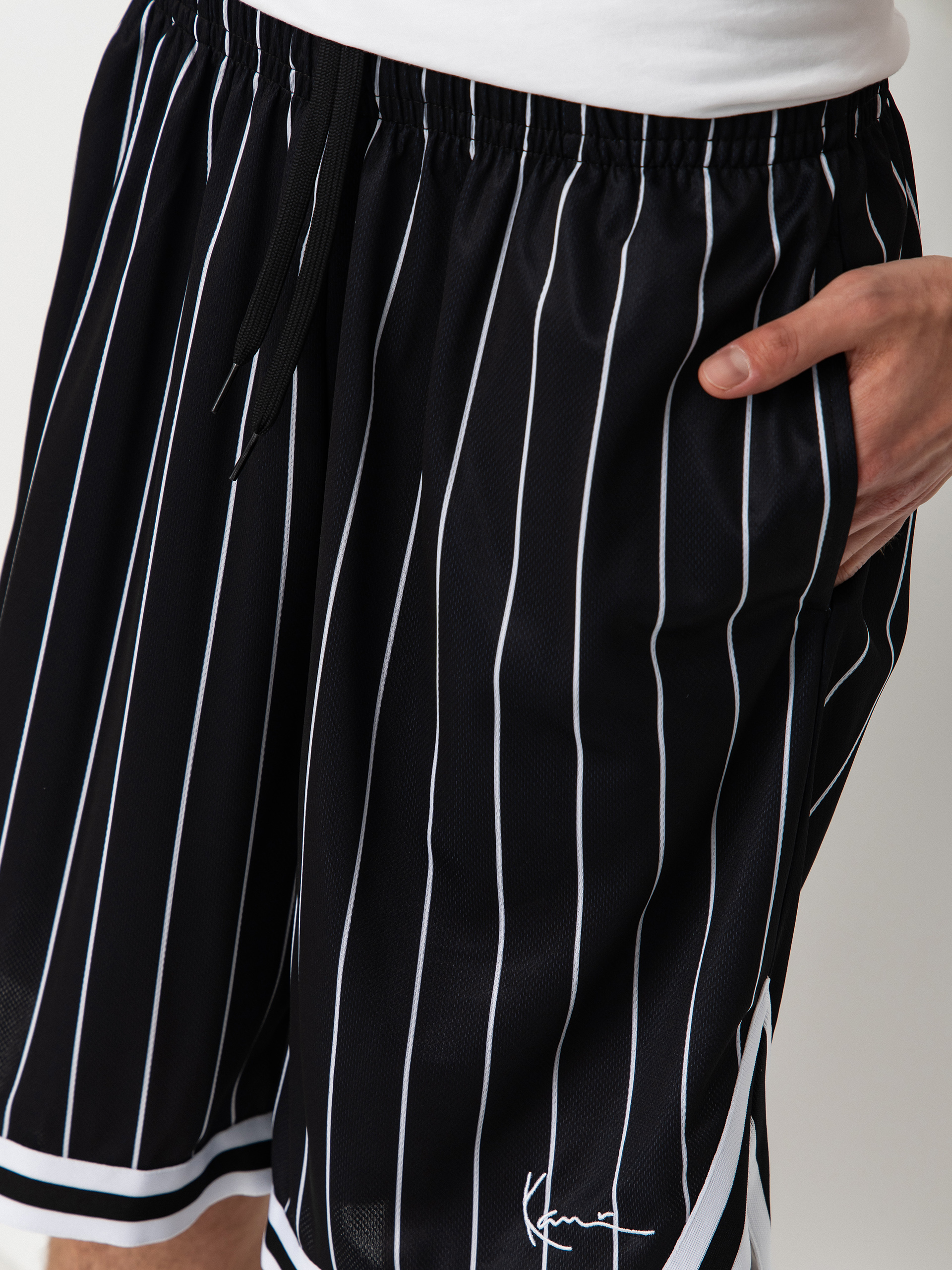 Kraťasy Karl Kani Small Signature Pinstripe Mesh (black/white)