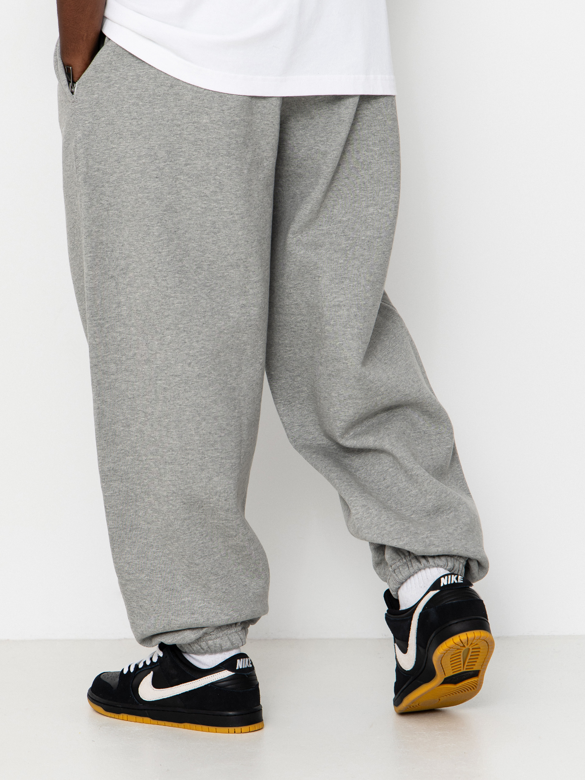 Kalhoty Nike SB Solo Swoosh (dk grey heather/lt smoke grey/white)