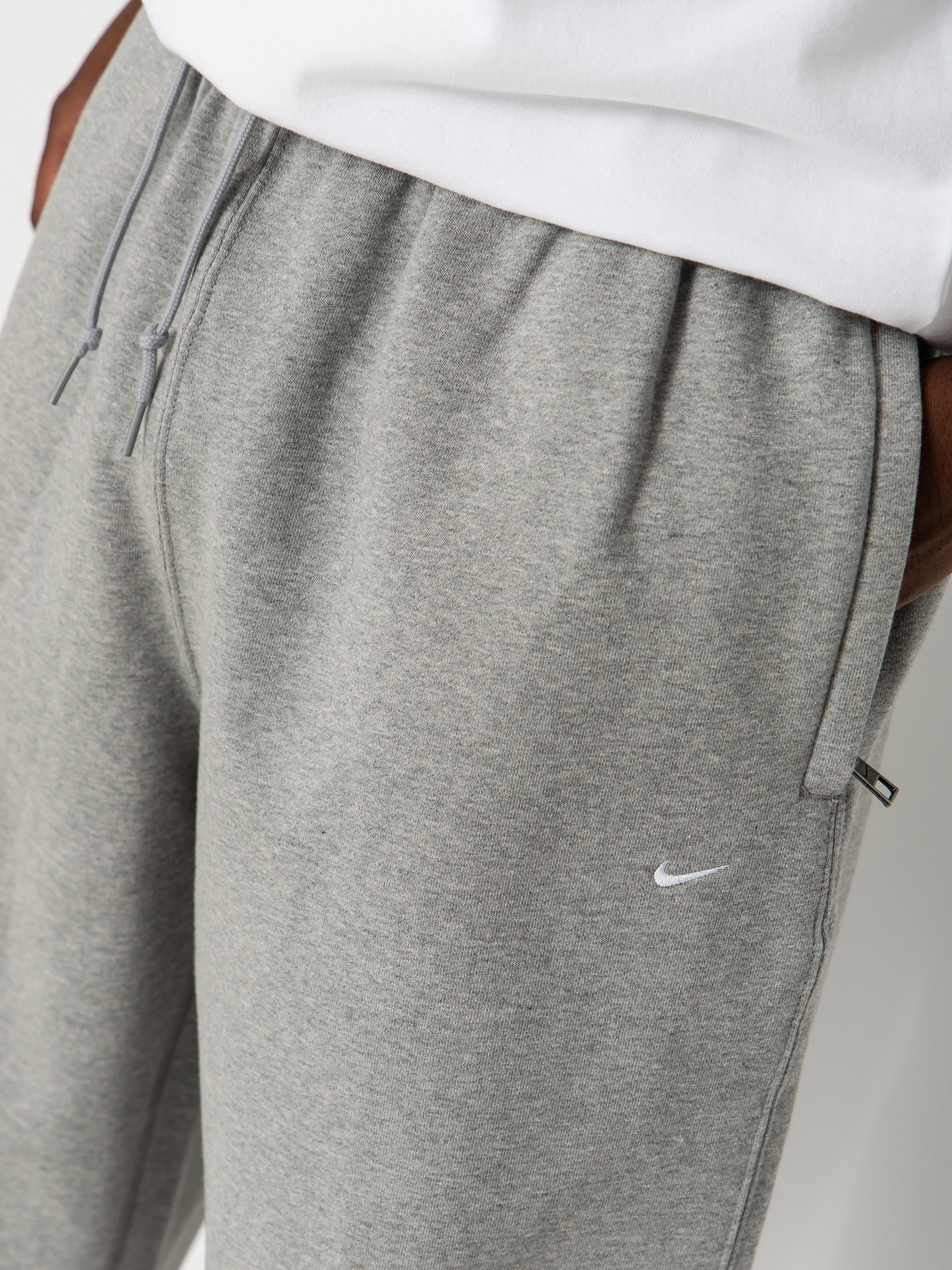 Kalhoty Nike SB Solo Swoosh (dk grey heather/lt smoke grey/white)
