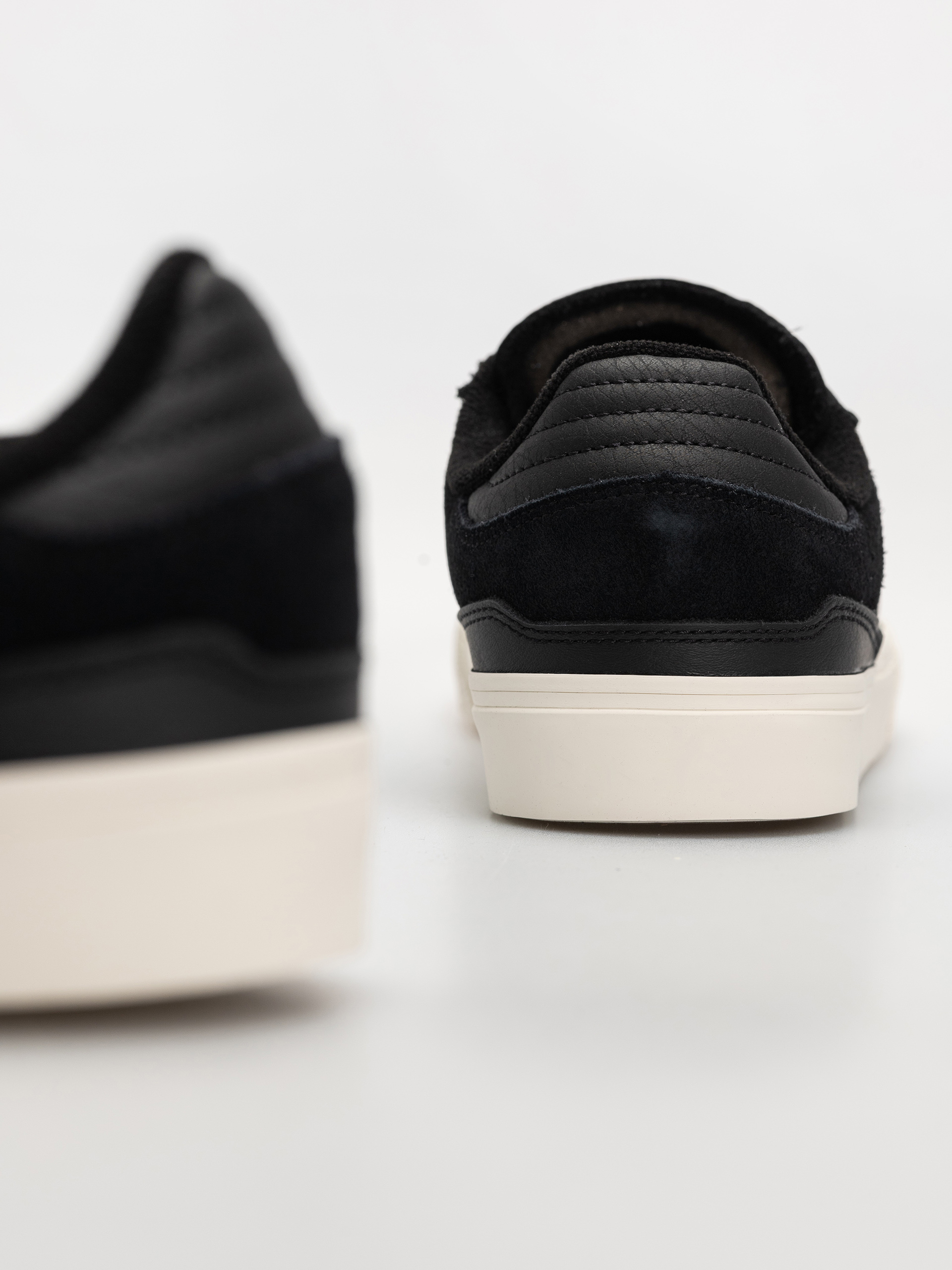 Boty adidas Busenitz Vulc II (cblack/cwhite/goldmt)