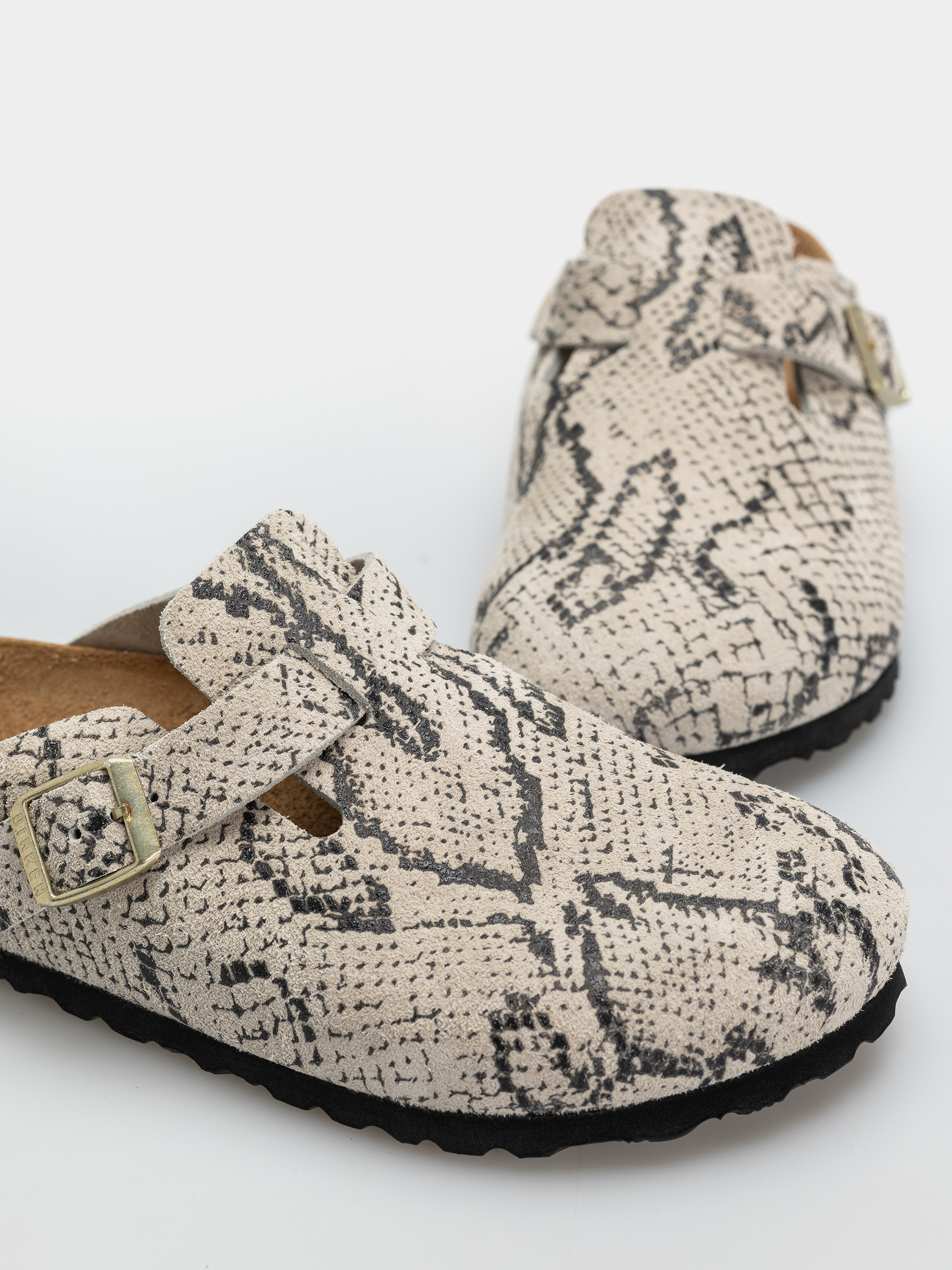 Plážovky Birkenstock Boston Rivet Logo Suede Leather Narrow Wmn (snake oyster)