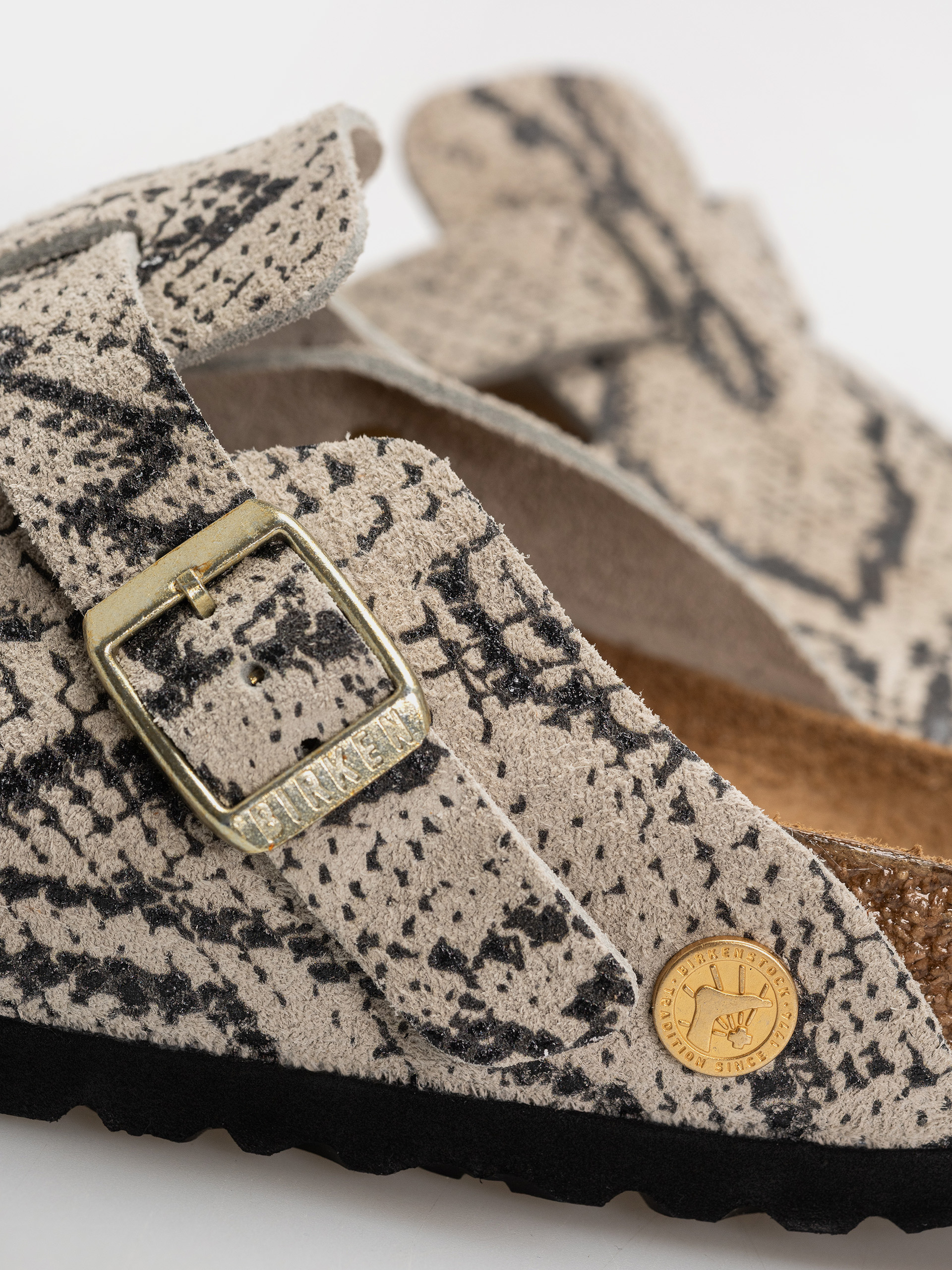 Plážovky Birkenstock Boston Rivet Logo Suede Leather Narrow Wmn (snake oyster)