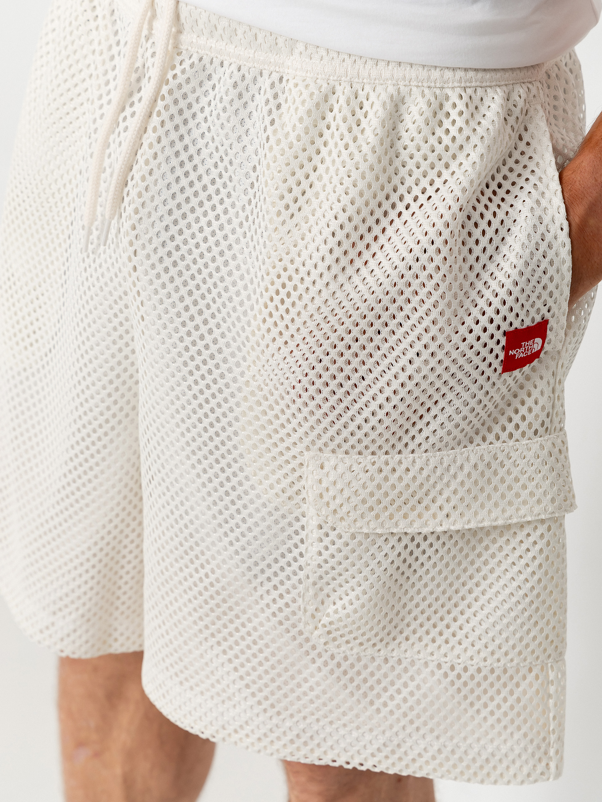 Kraťasy The North Face Tnf Red Box Mesh Utility (white dune)