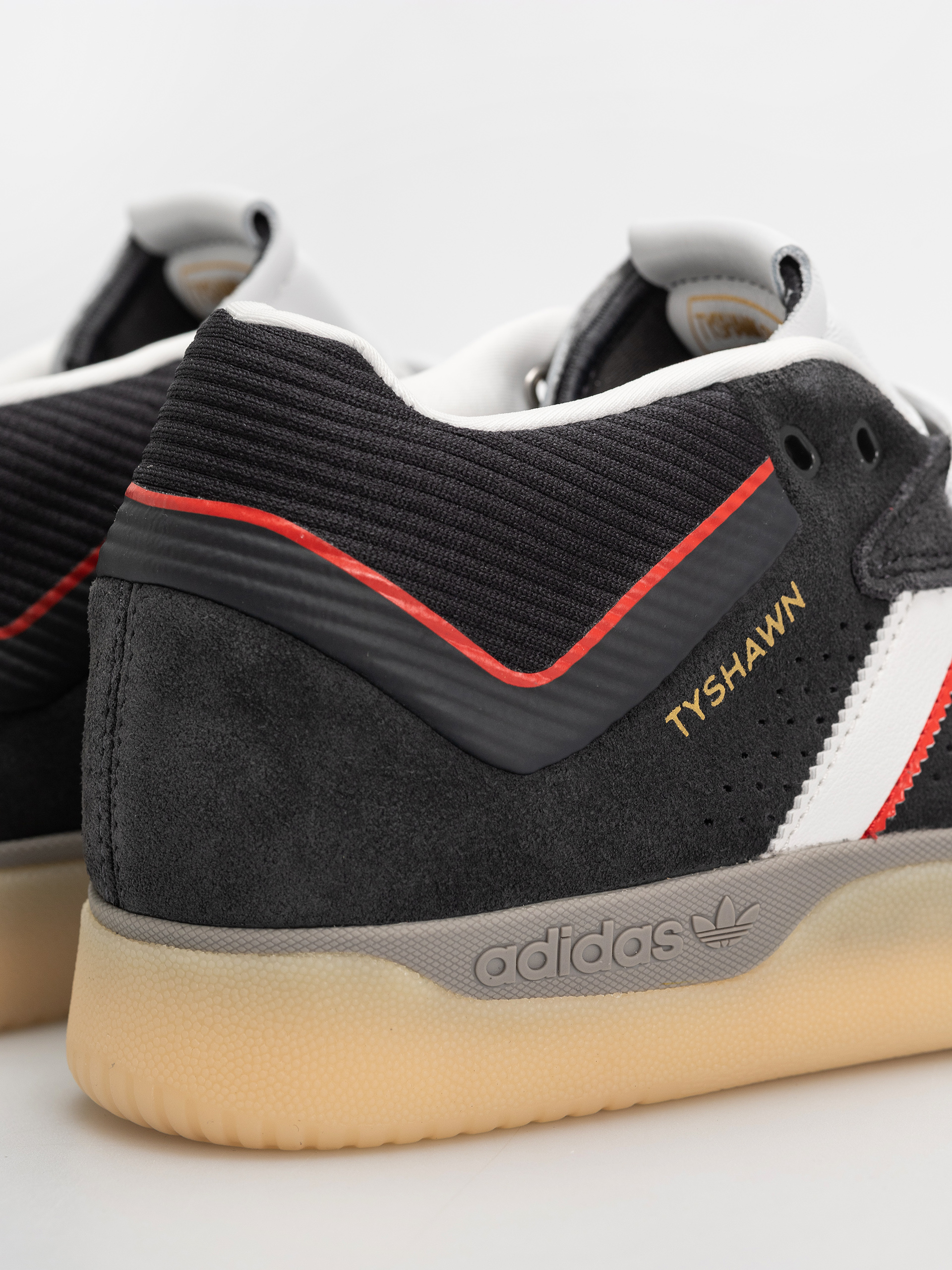 Boty adidas Tyshawn (carbon/crywht/betsca)