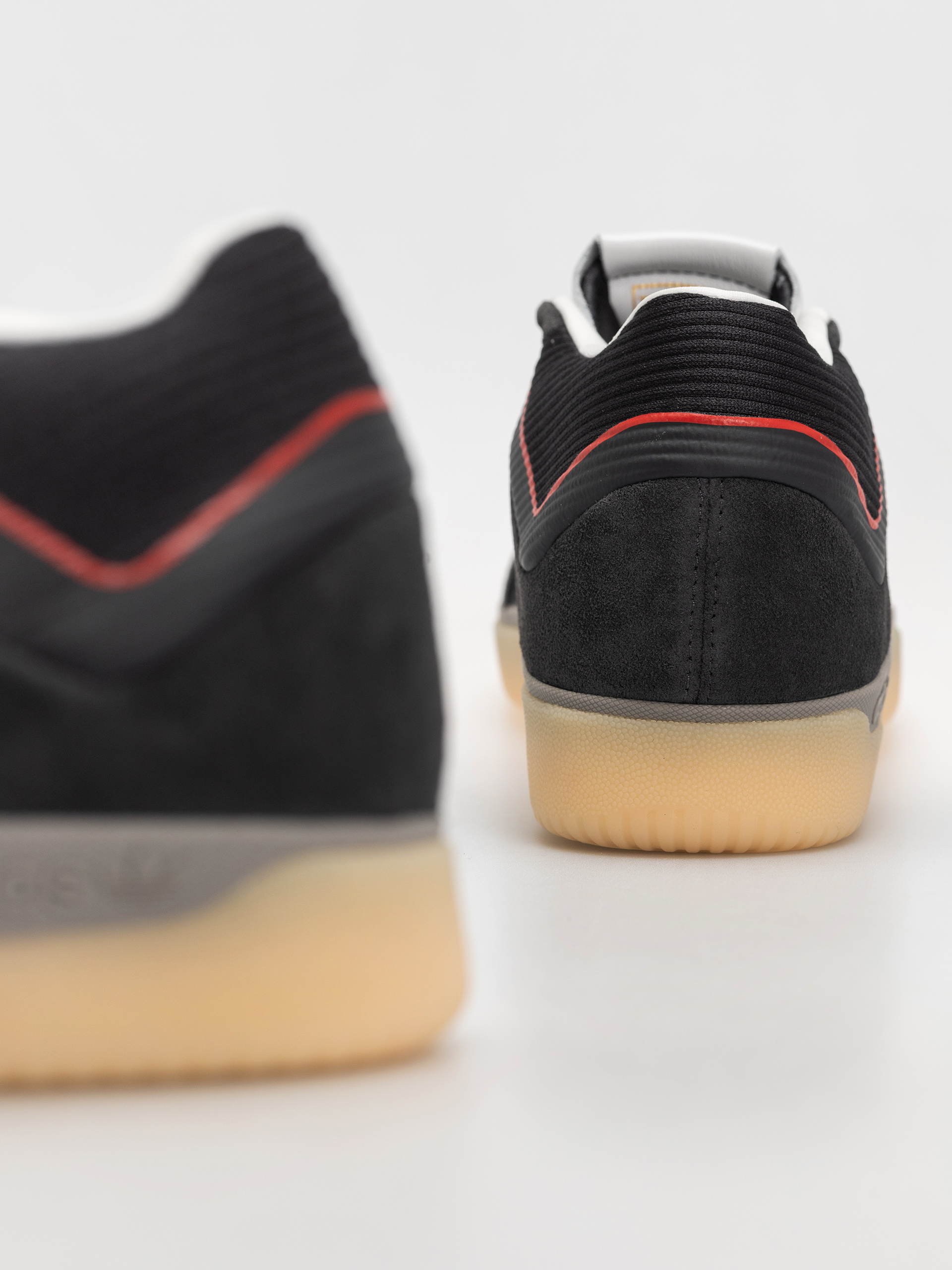 Boty adidas Tyshawn (carbon/crywht/betsca)
