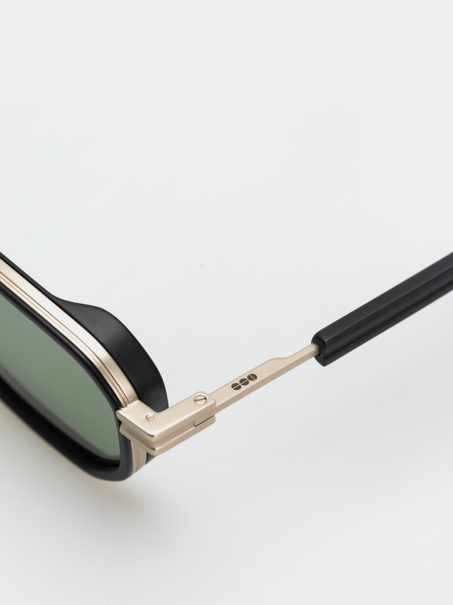 Sluneční brýle Komono Harvey (white gold black)