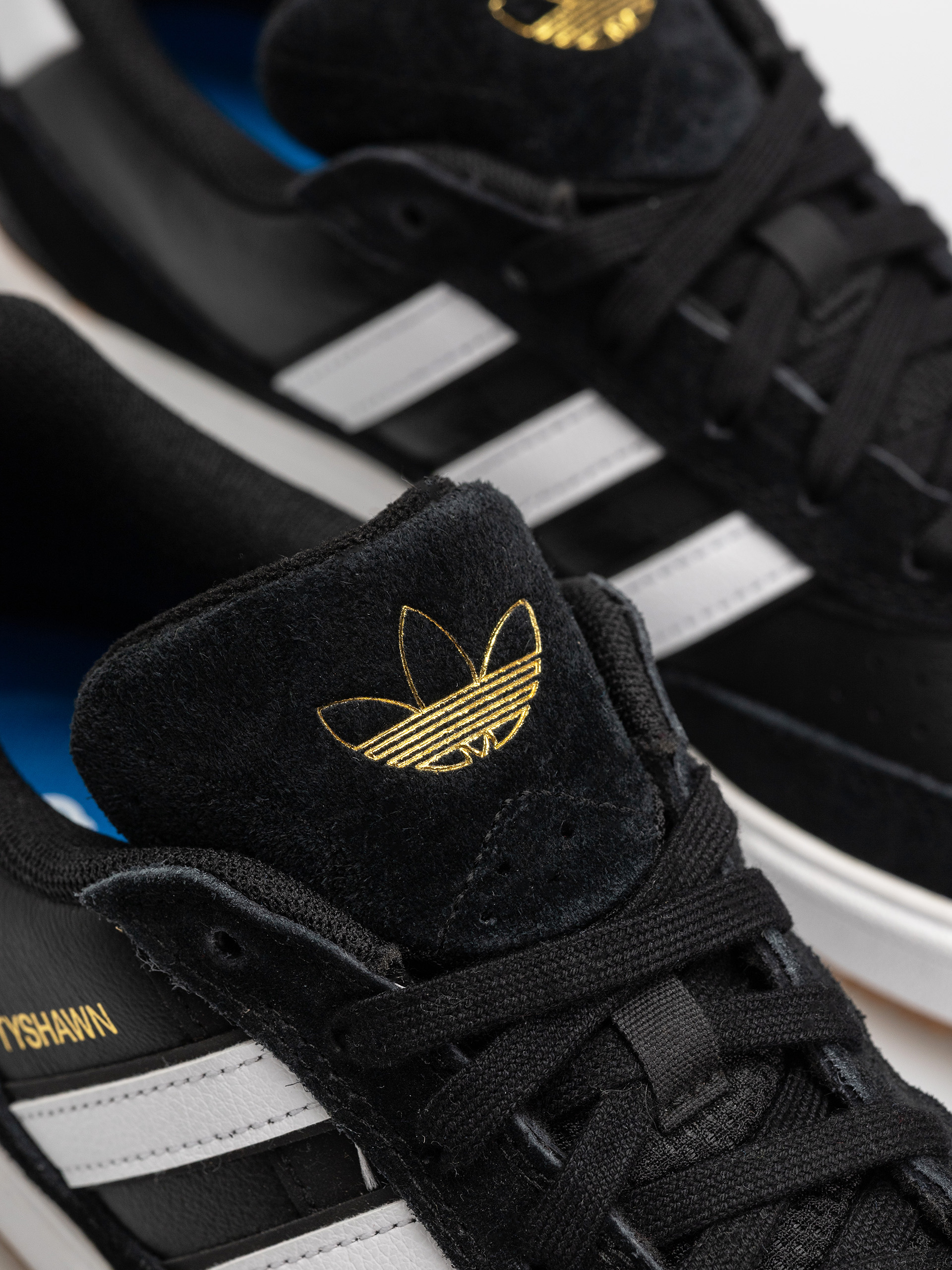 Boty adidas Tyshawn II (cblack/ftwwht/gum4)