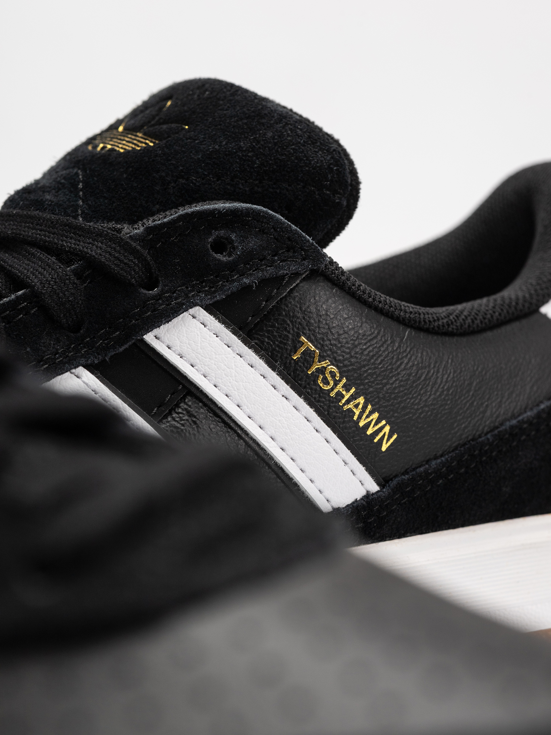 Boty adidas Tyshawn II (cblack/ftwwht/gum4)