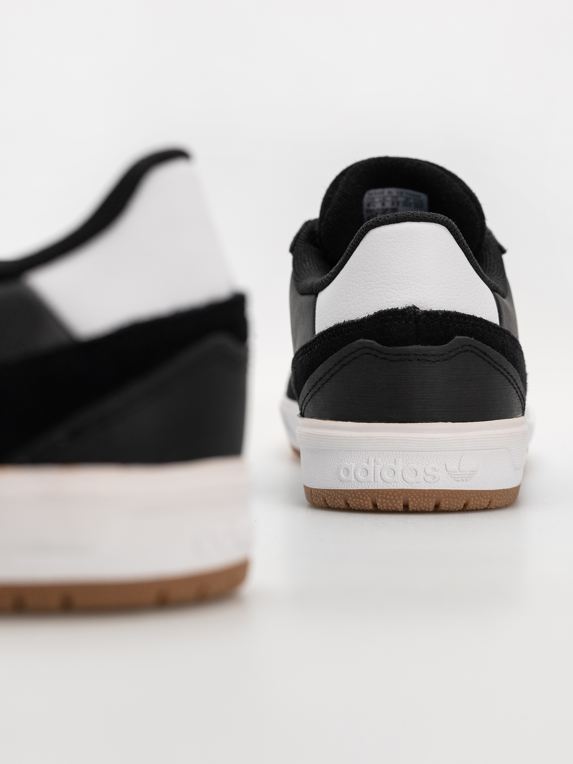 Boty adidas Tyshawn II (cblack/ftwwht/gum4)