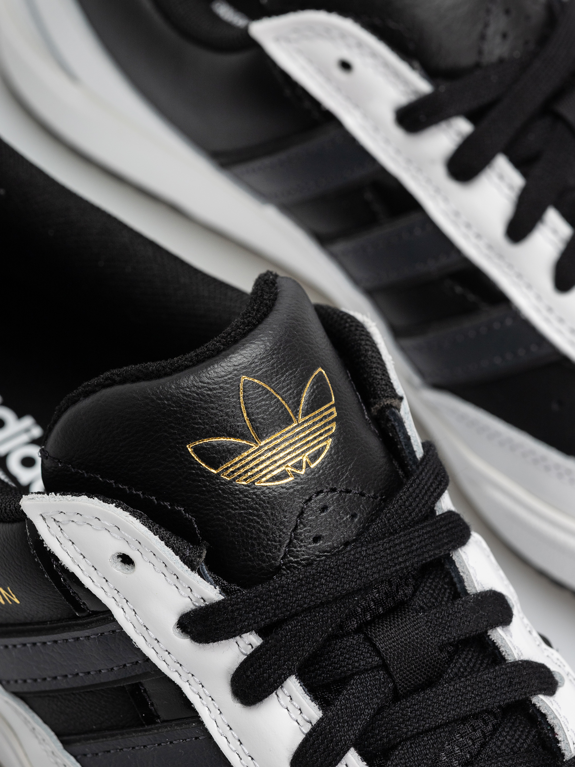 Boty adidas Tyshawn II (cblack/carbon/ftwwht)