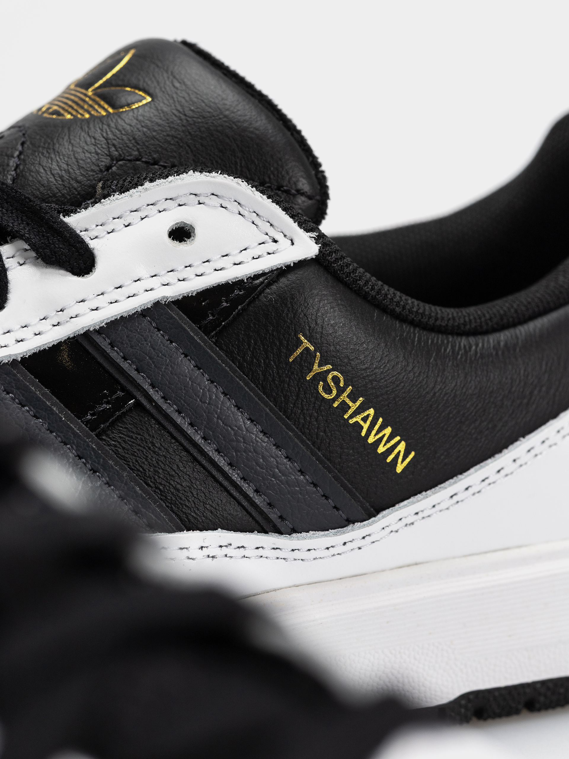 Boty adidas Tyshawn II (cblack/carbon/ftwwht)