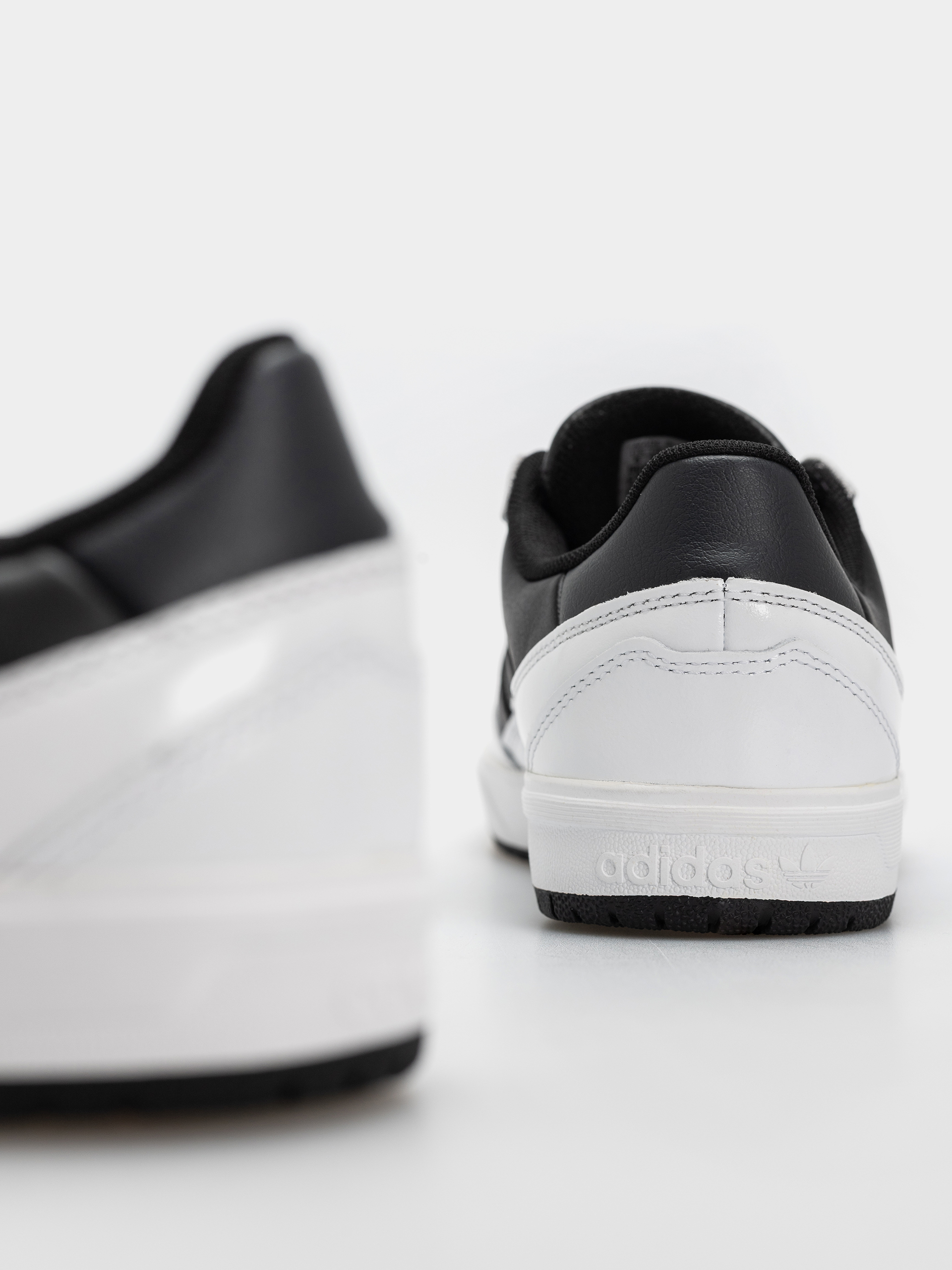 Boty adidas Tyshawn II (cblack/carbon/ftwwht)
