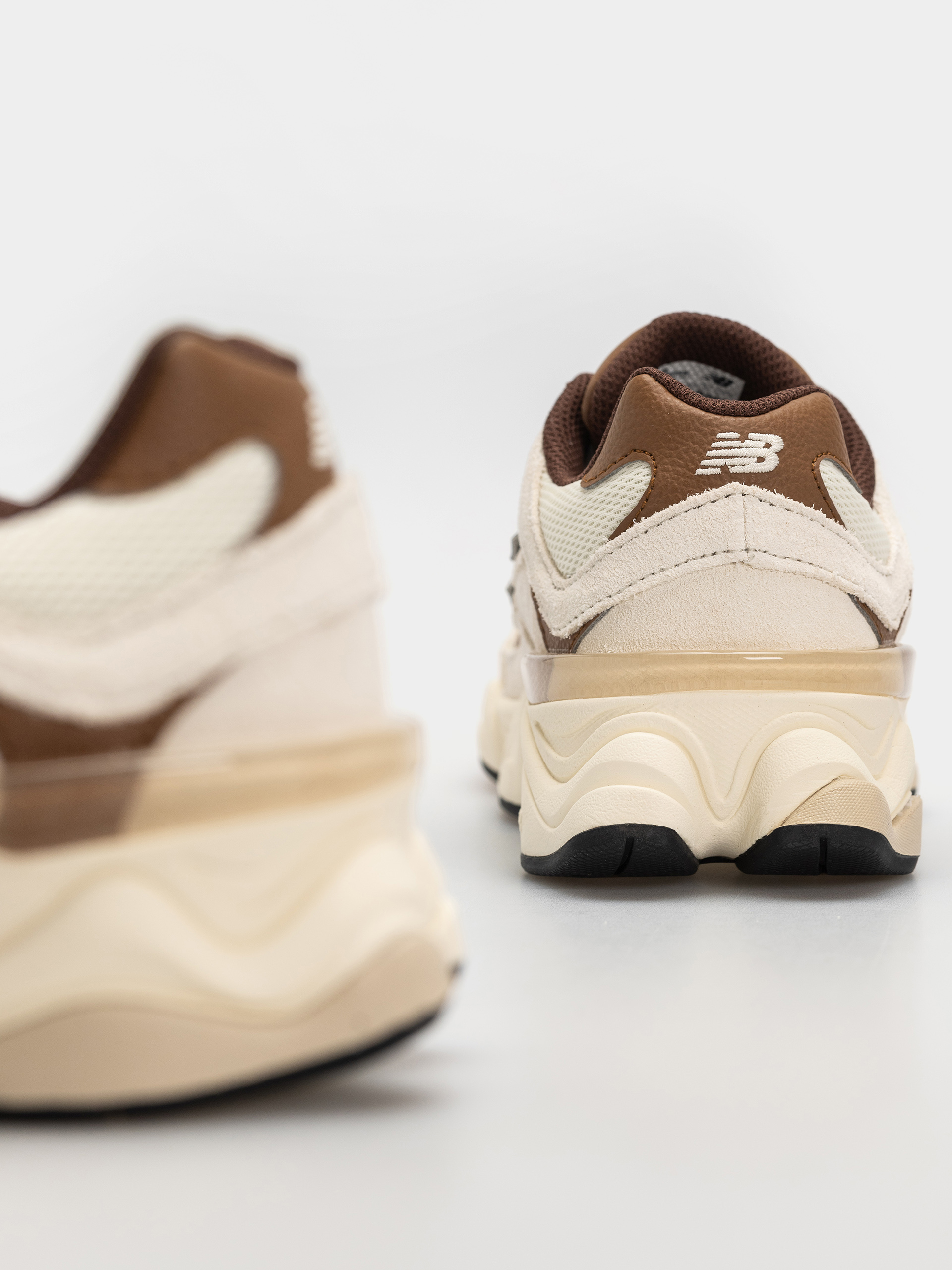 Boty New Balance 9060 JR (breakfast tea/angora)