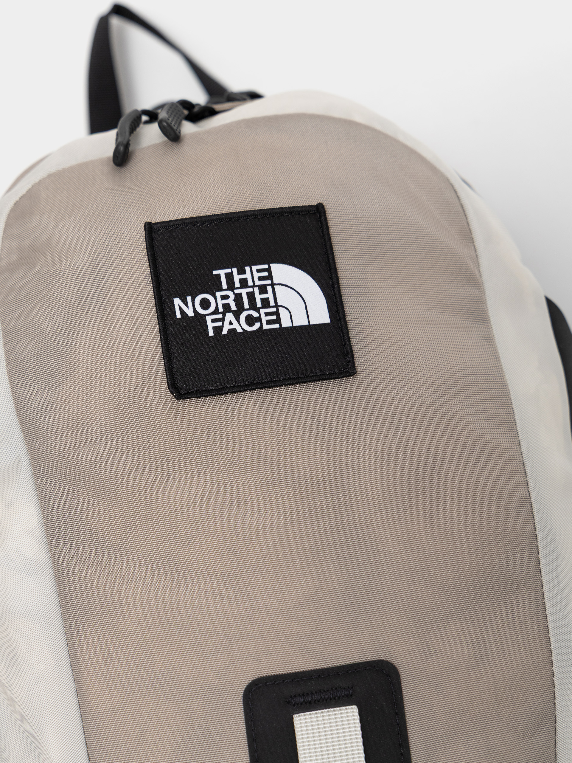 Batoh The North Face Hot Shot Se (stone slab/cumulus cloud)