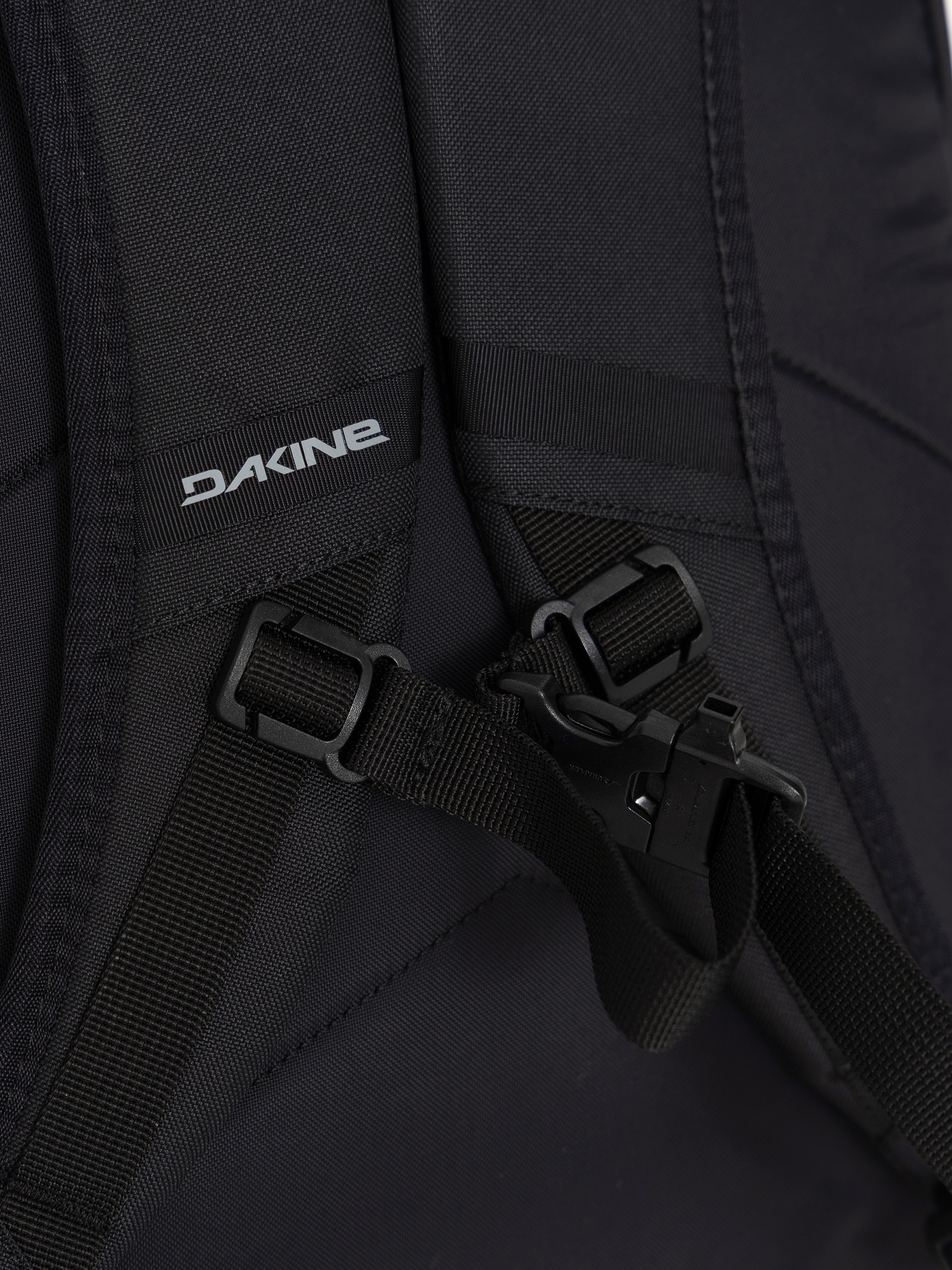 Batoh Dakine Grom 23L (black)
