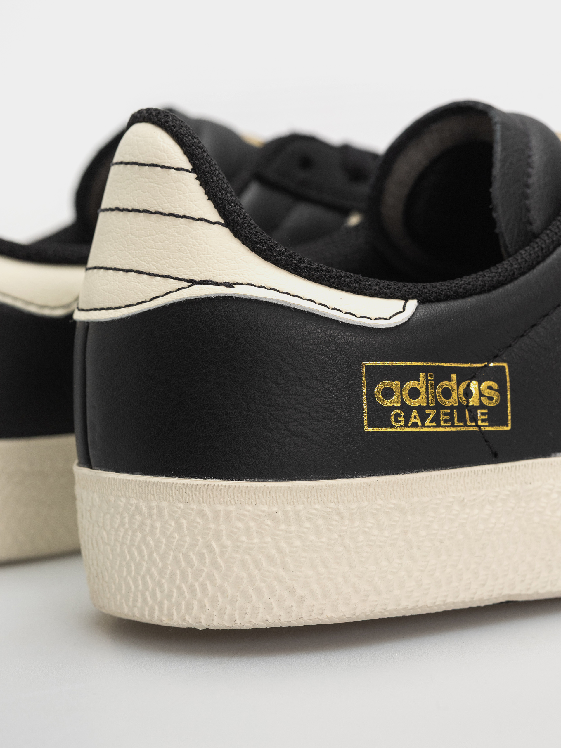 Boty adidas Gazelle Adv (cblack/crewht/goldmt)