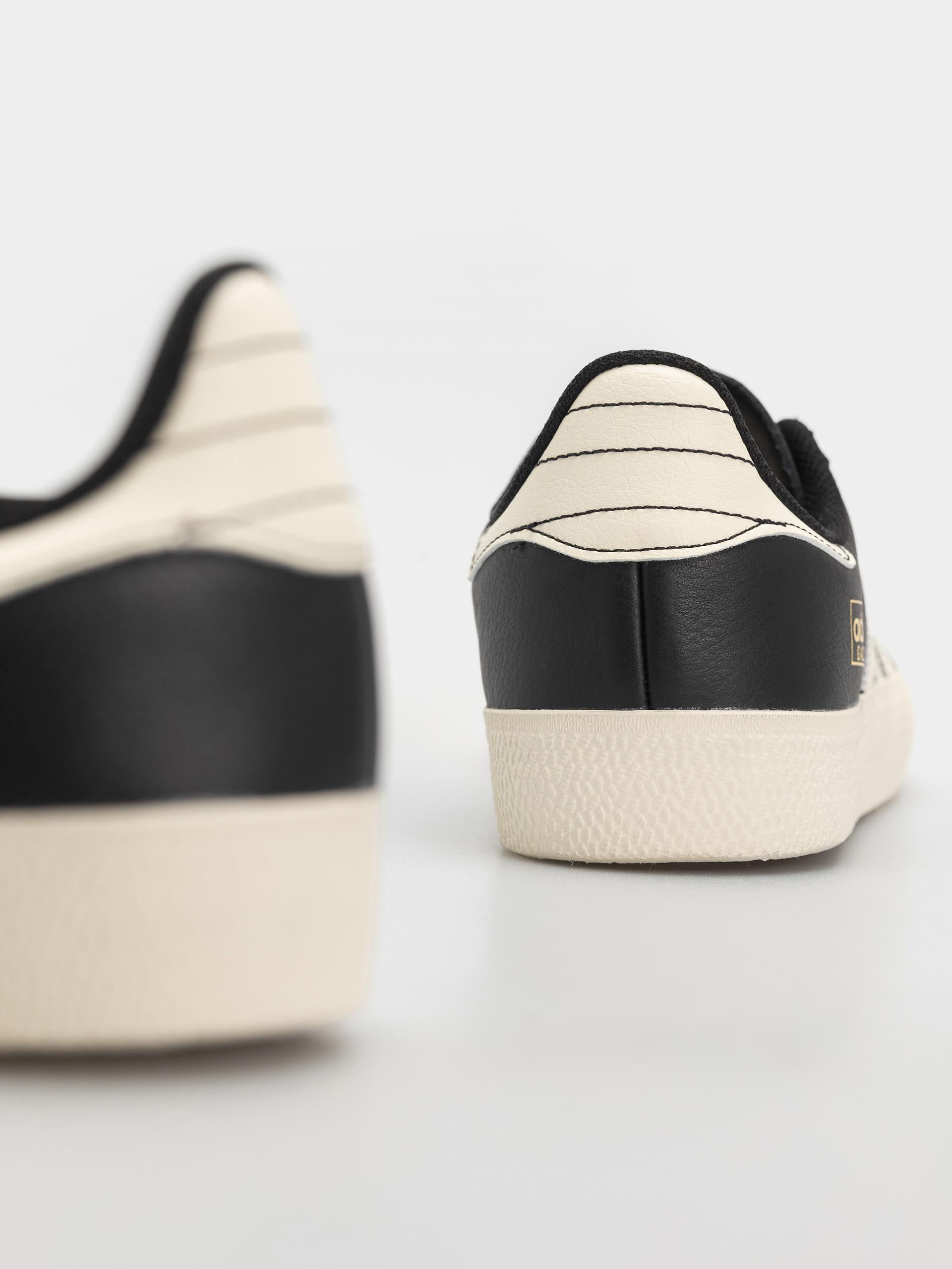 Boty adidas Gazelle Adv (cblack/crewht/goldmt)
