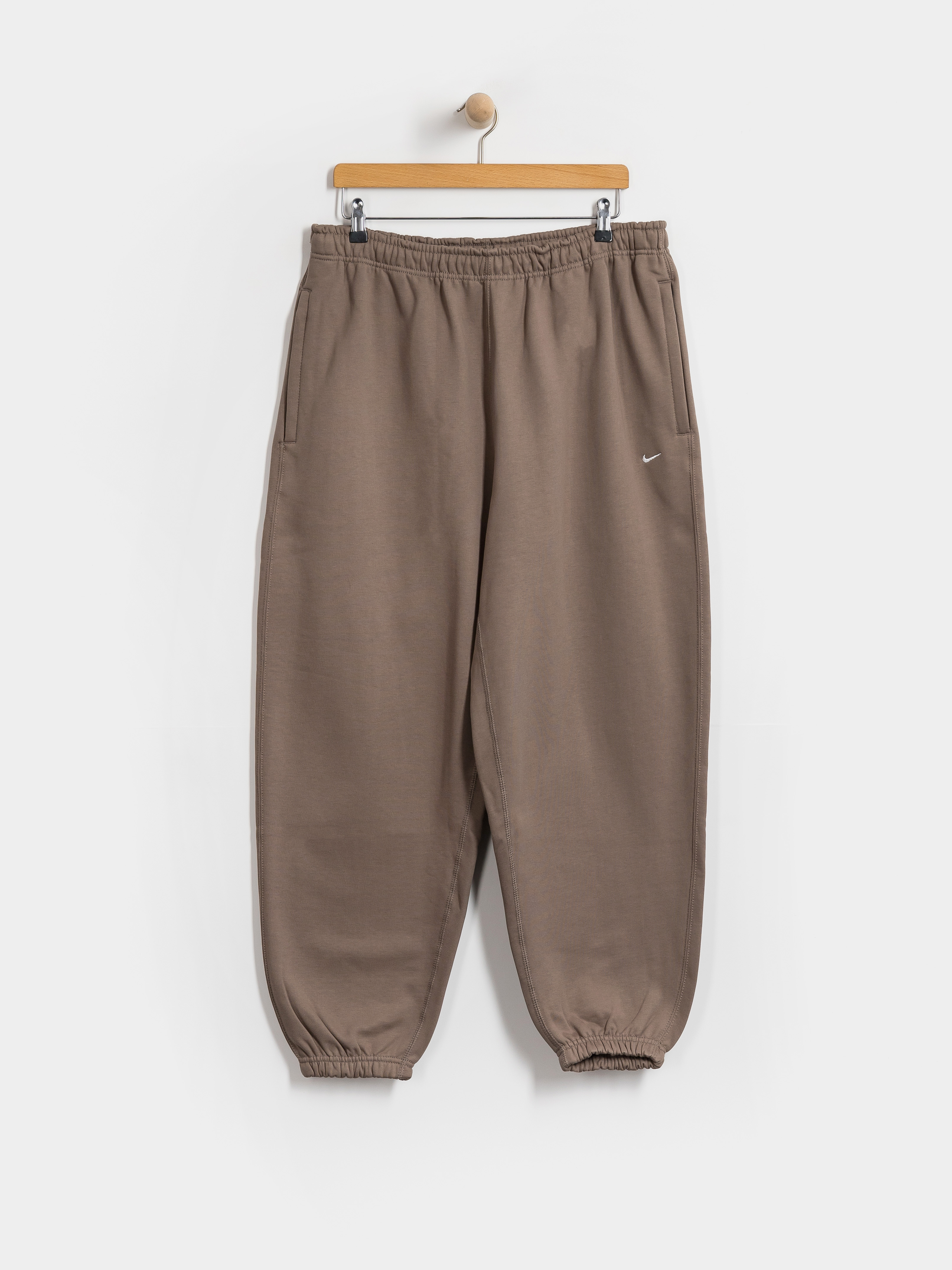 Kalhoty Nike SB Solo Swoosh (mink brown/mink brown/white)