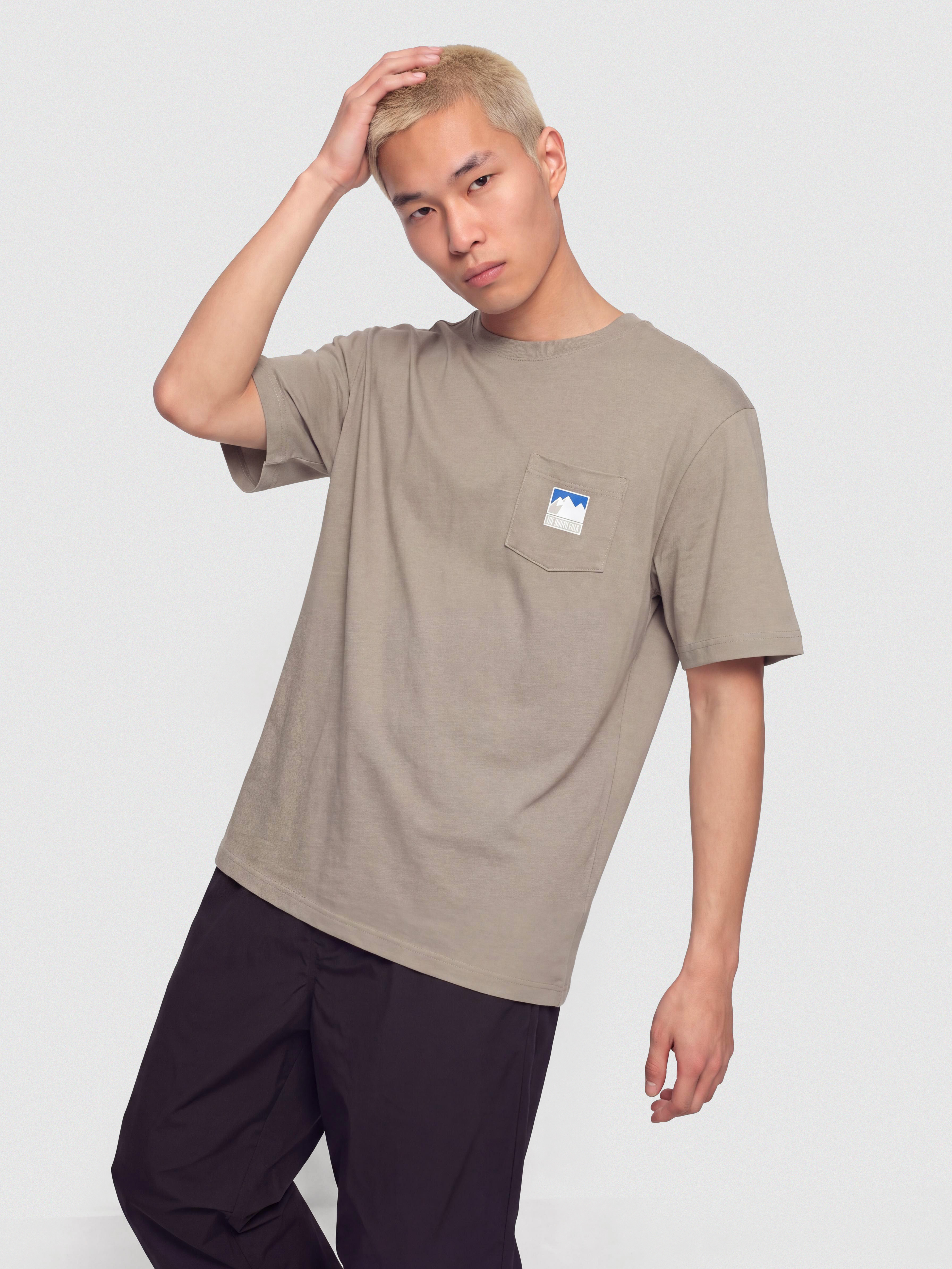 Tričko The North Face Mountain Logo Relaxed (stone slab)