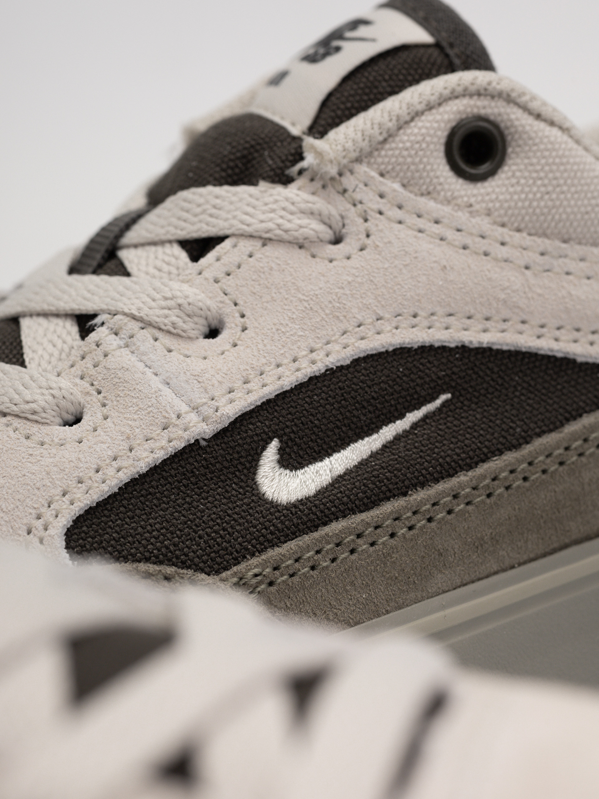 Boty Nike SB Malor (light bone/light bone light army)