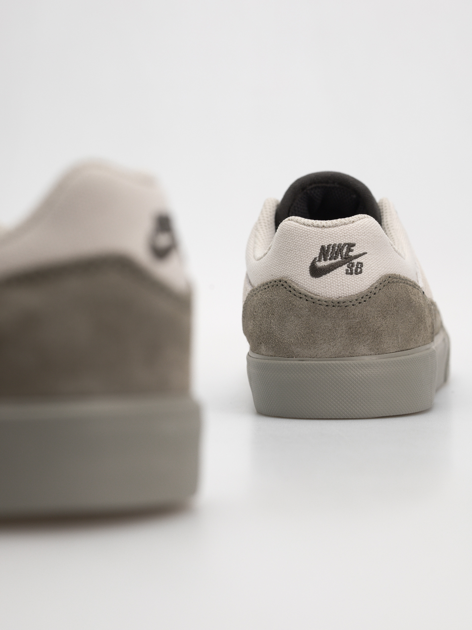 Boty Nike SB Malor (light bone/light bone light army)