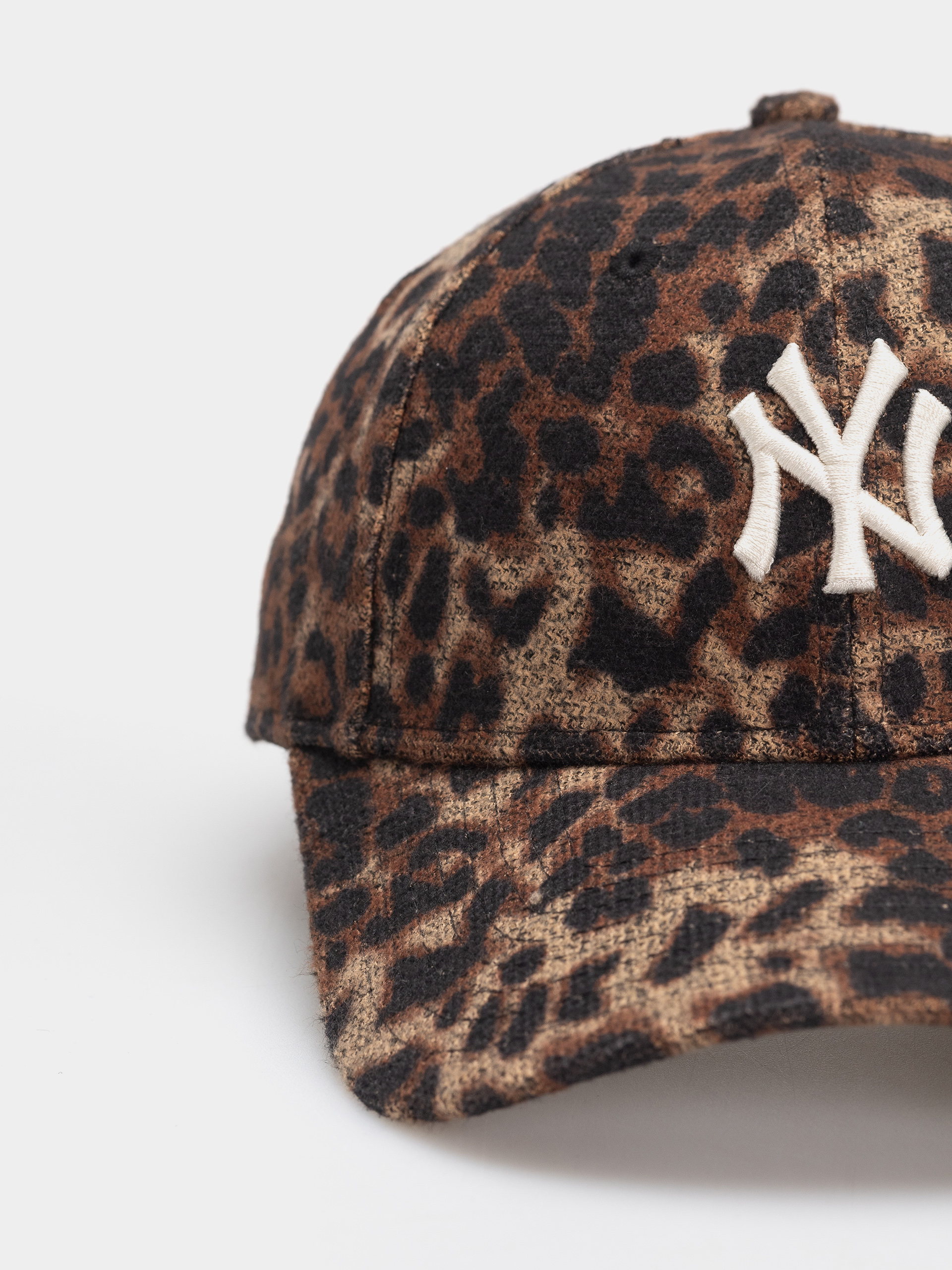 Kšiltovka  New Era Cosy Leopard 9Forty New York Yankees Wmn (dark leo)