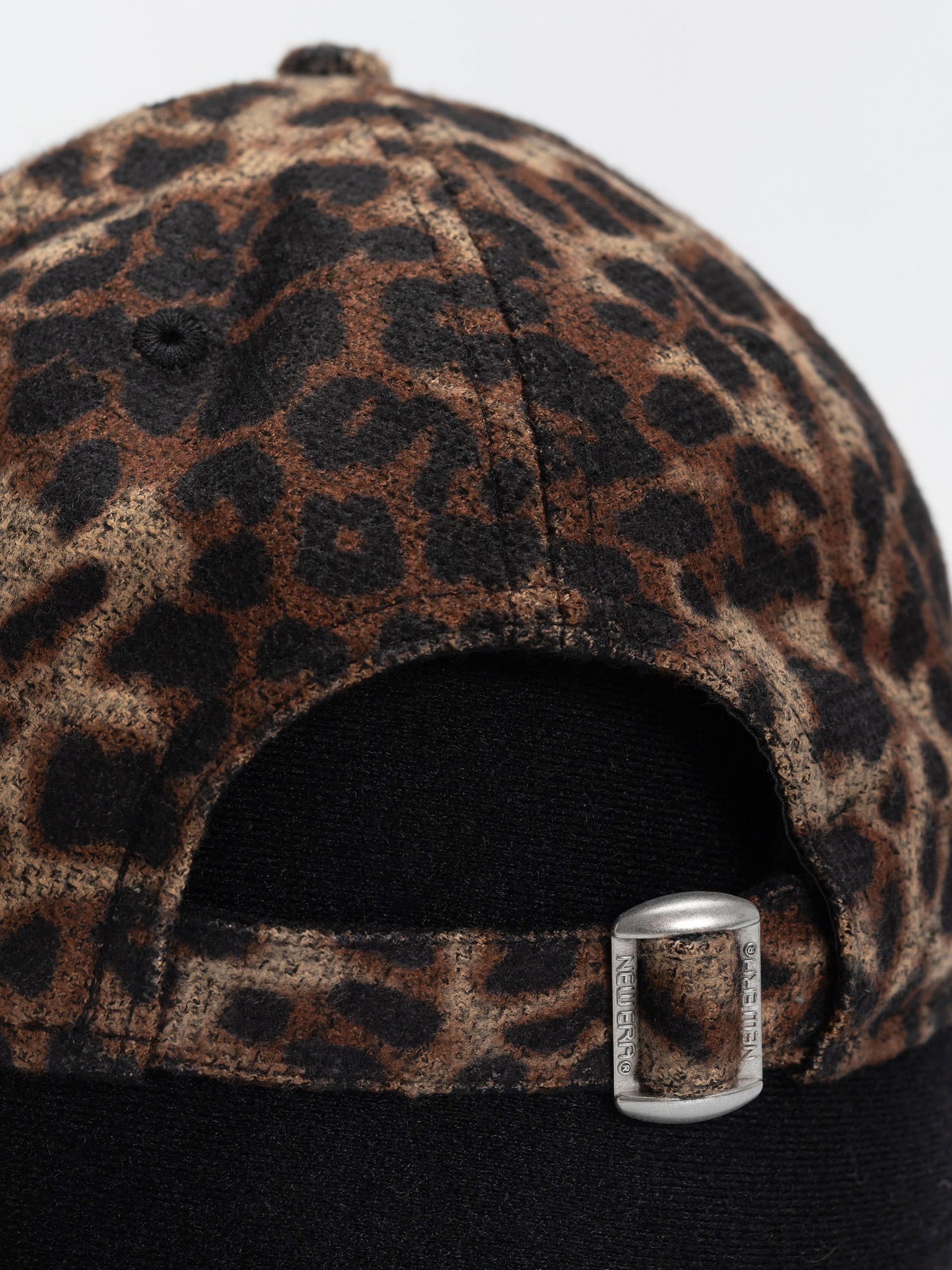 Kšiltovka  New Era Cosy Leopard 9Forty New York Yankees Wmn (dark leo)