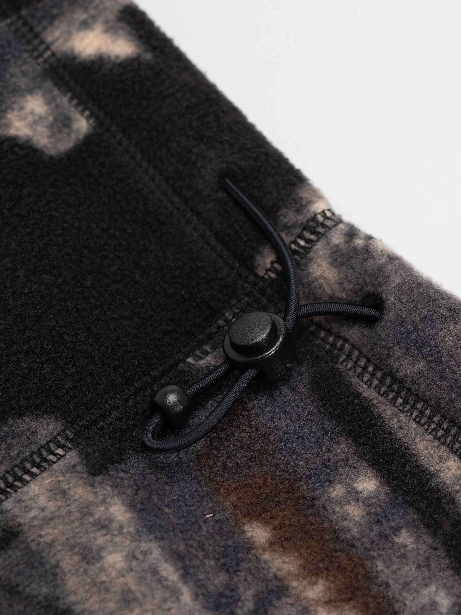 Šátek Carhartt WIP Blevin (camo feather tree black)